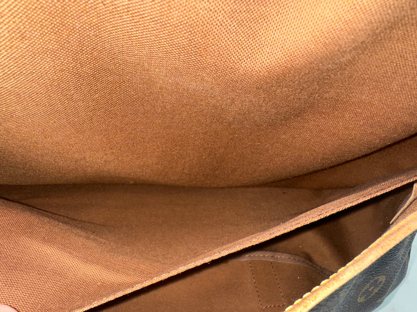 Louis Vuitton Saumur 43