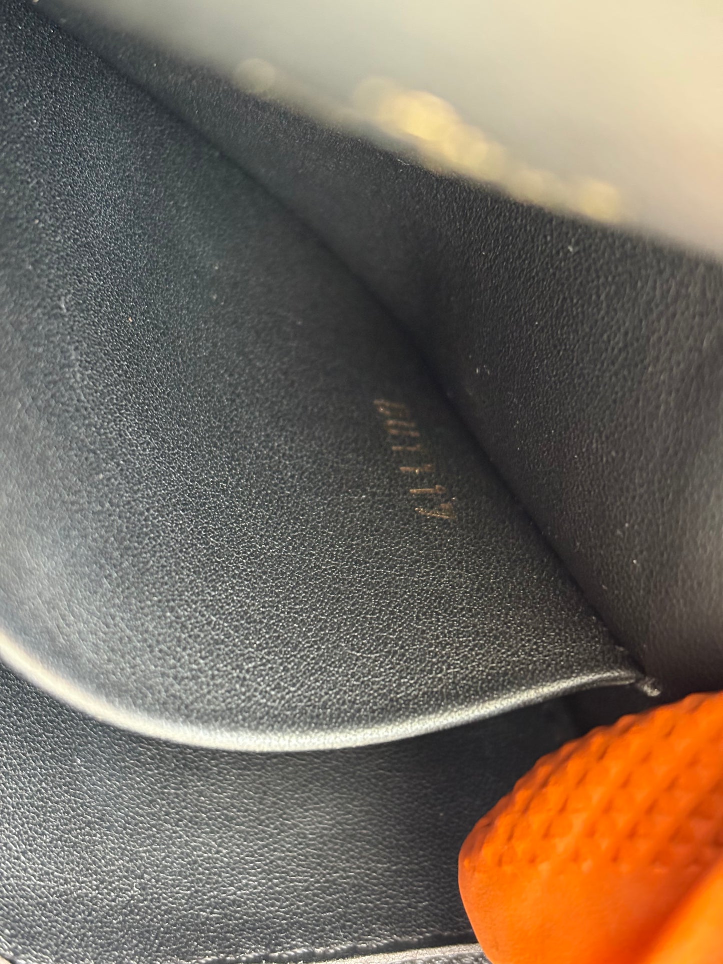 018835 - Louis Vuitton Reverse Column