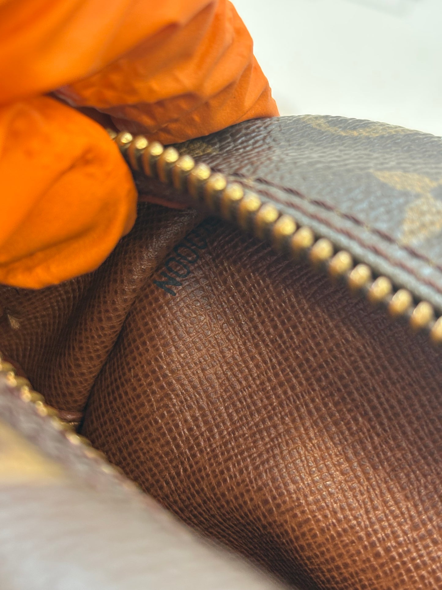018525 - Louis Vuitton Nile