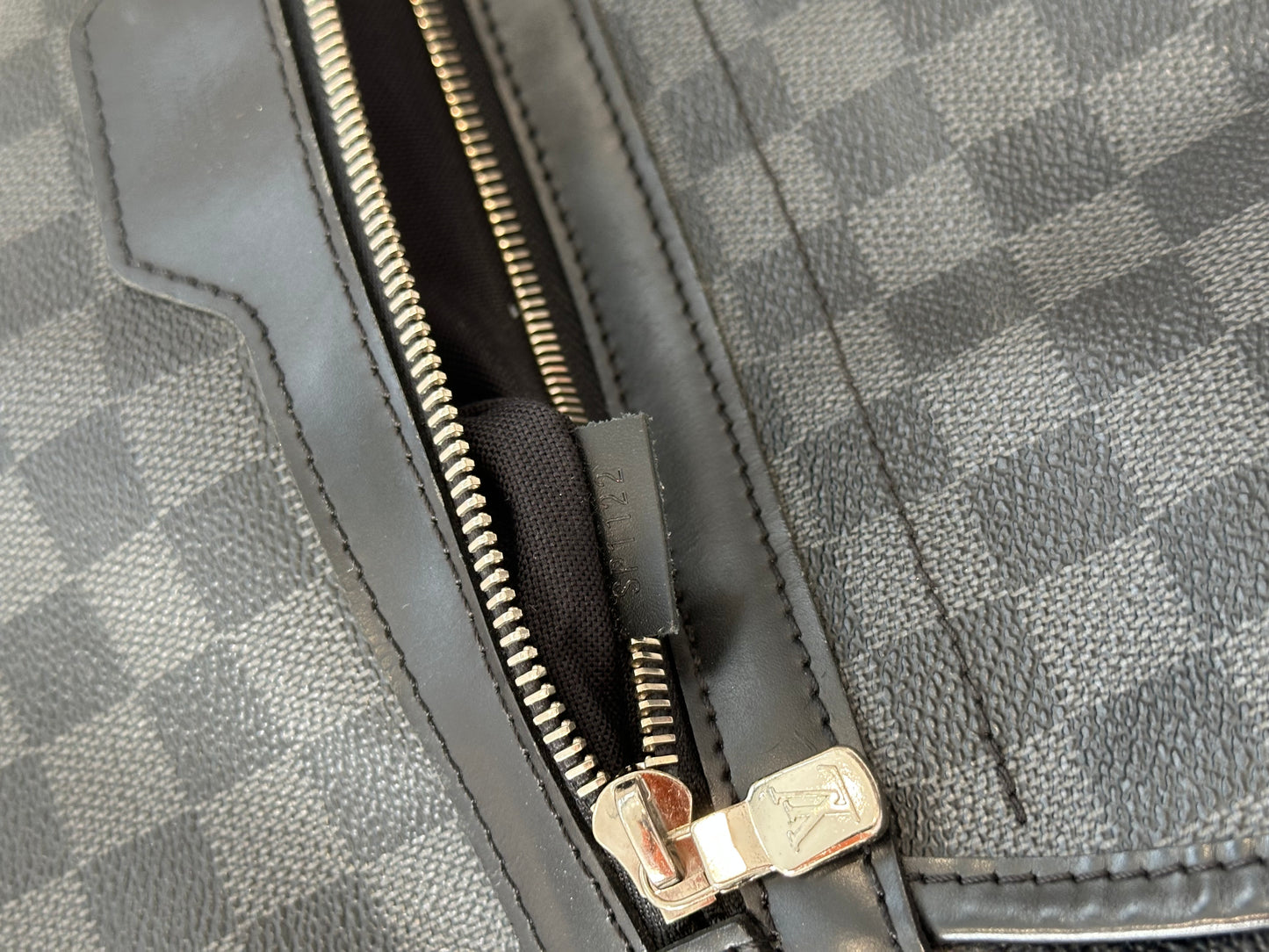 200815 - Louis Vuitton Messenger