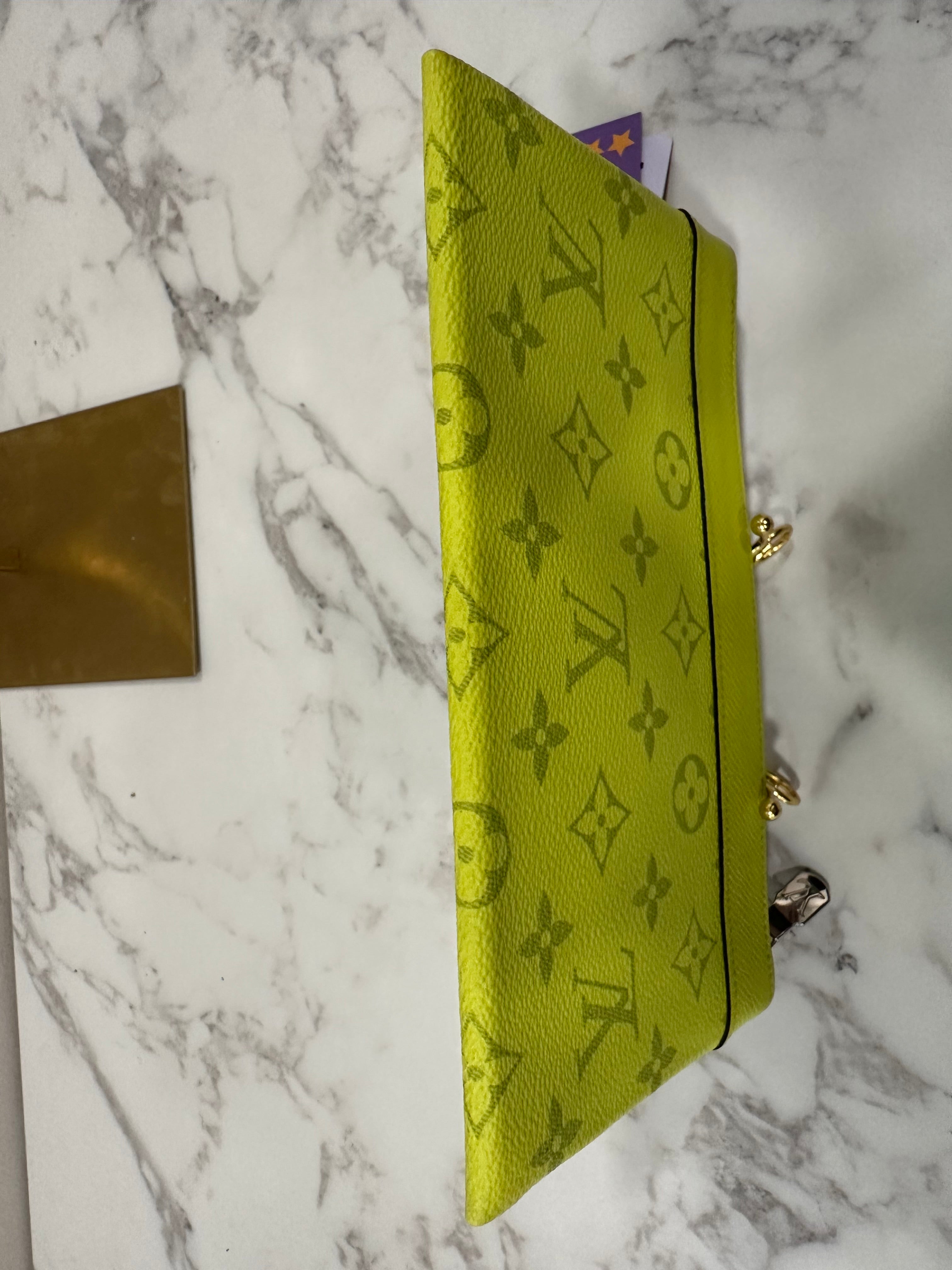 Louis Vuitton Discovery Pochette Fluo