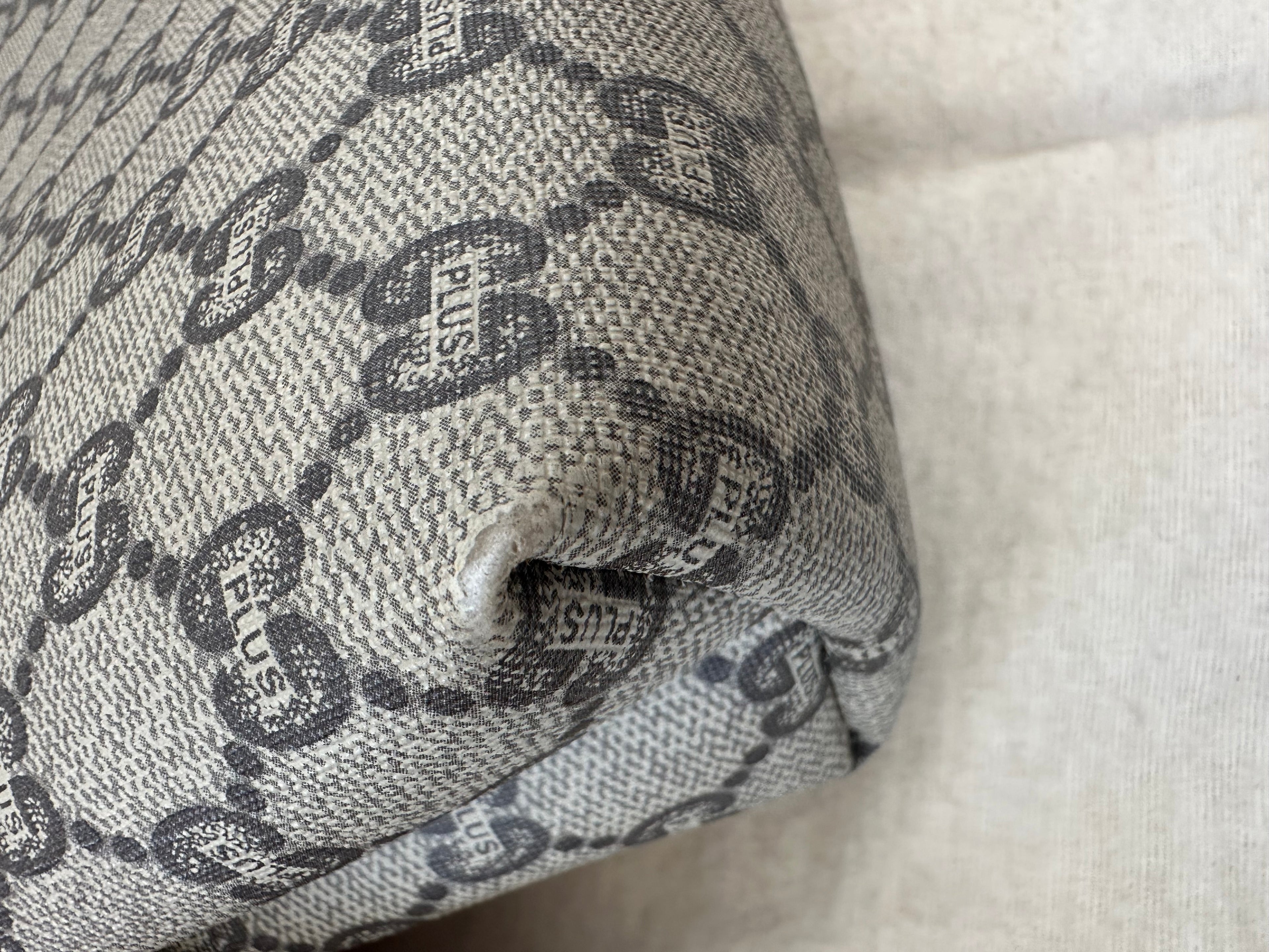 Gucci Pochette Supreme