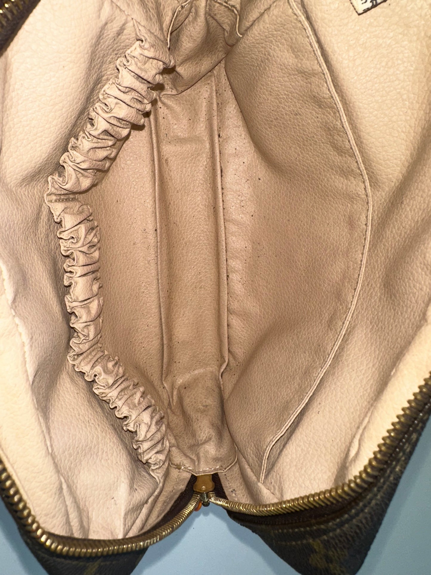 Louis Vuitton Trousse 23