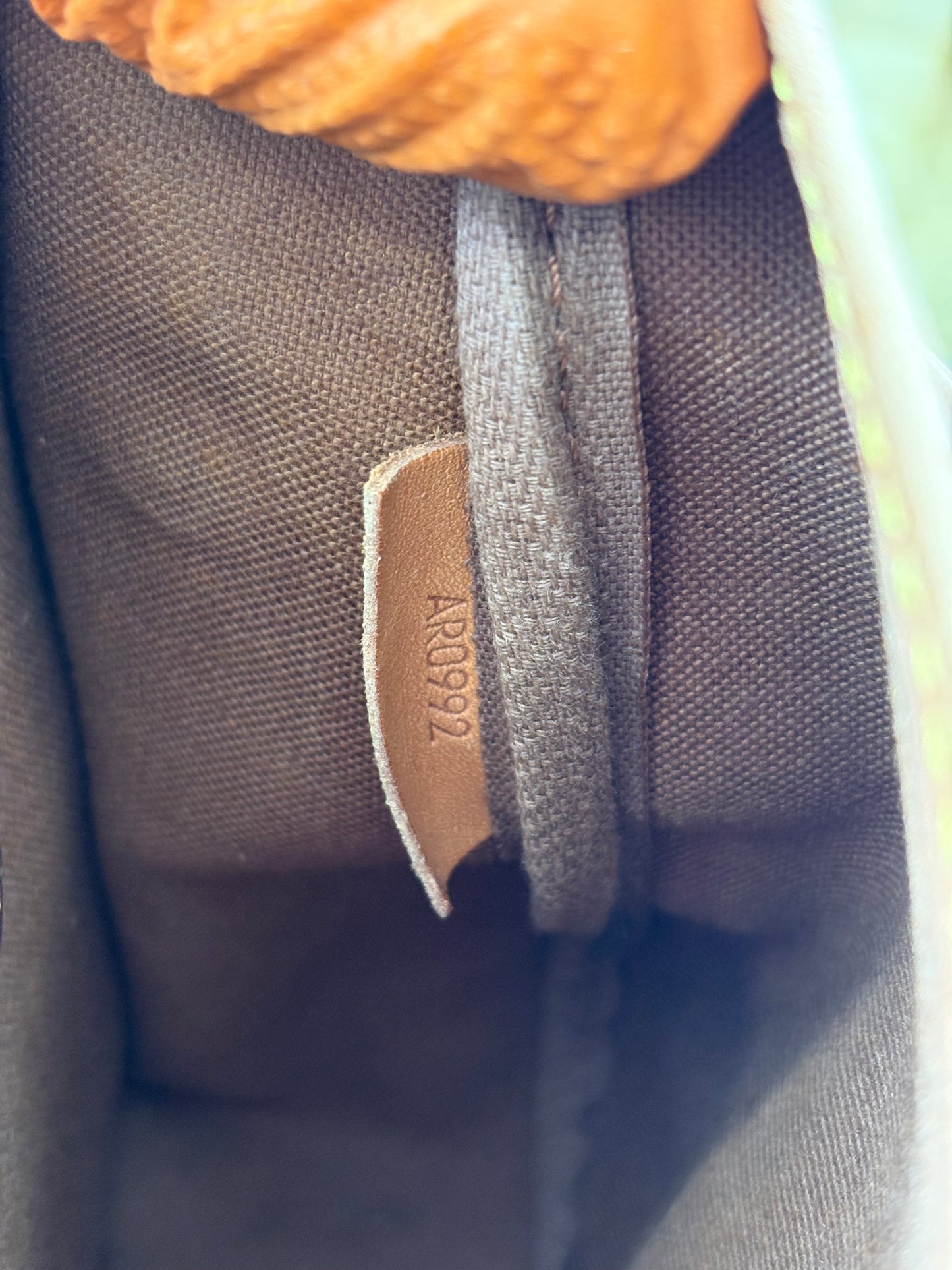 018262 - Louis Vuitton Gibeciere MM