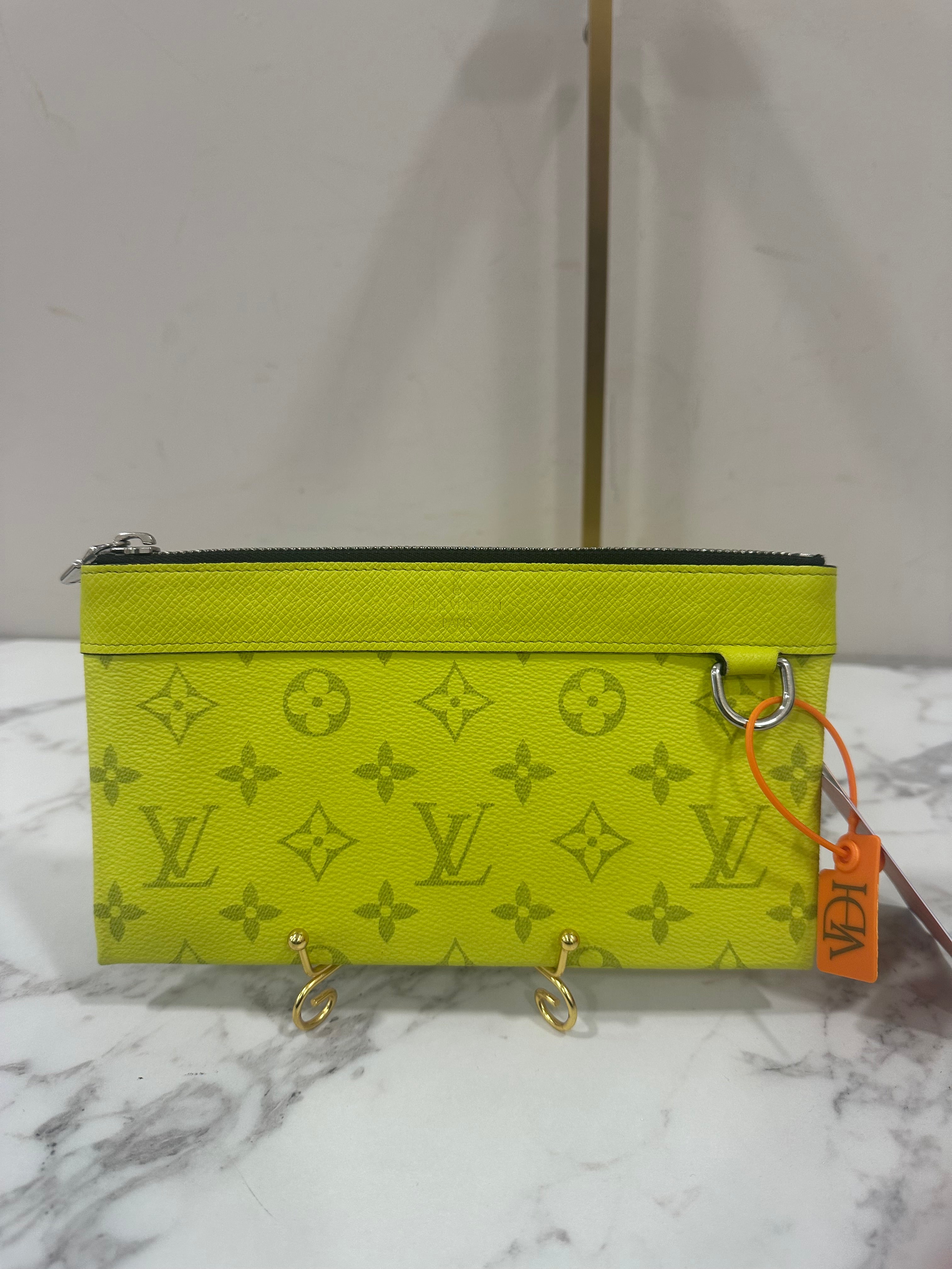 Louis Vuitton Discovery Pochette Fluo