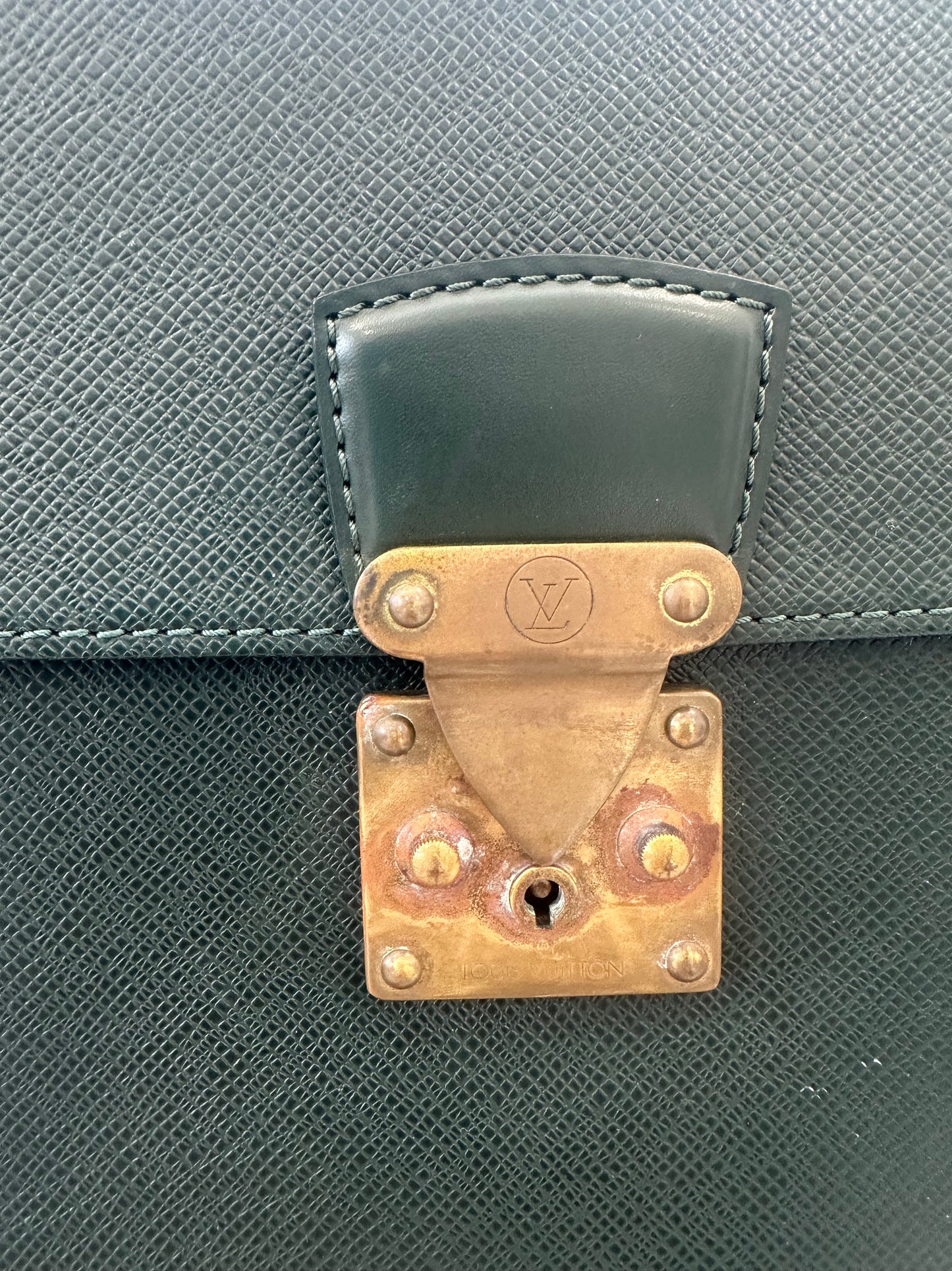 Louis Vuitton Taiga Serviette Kourad