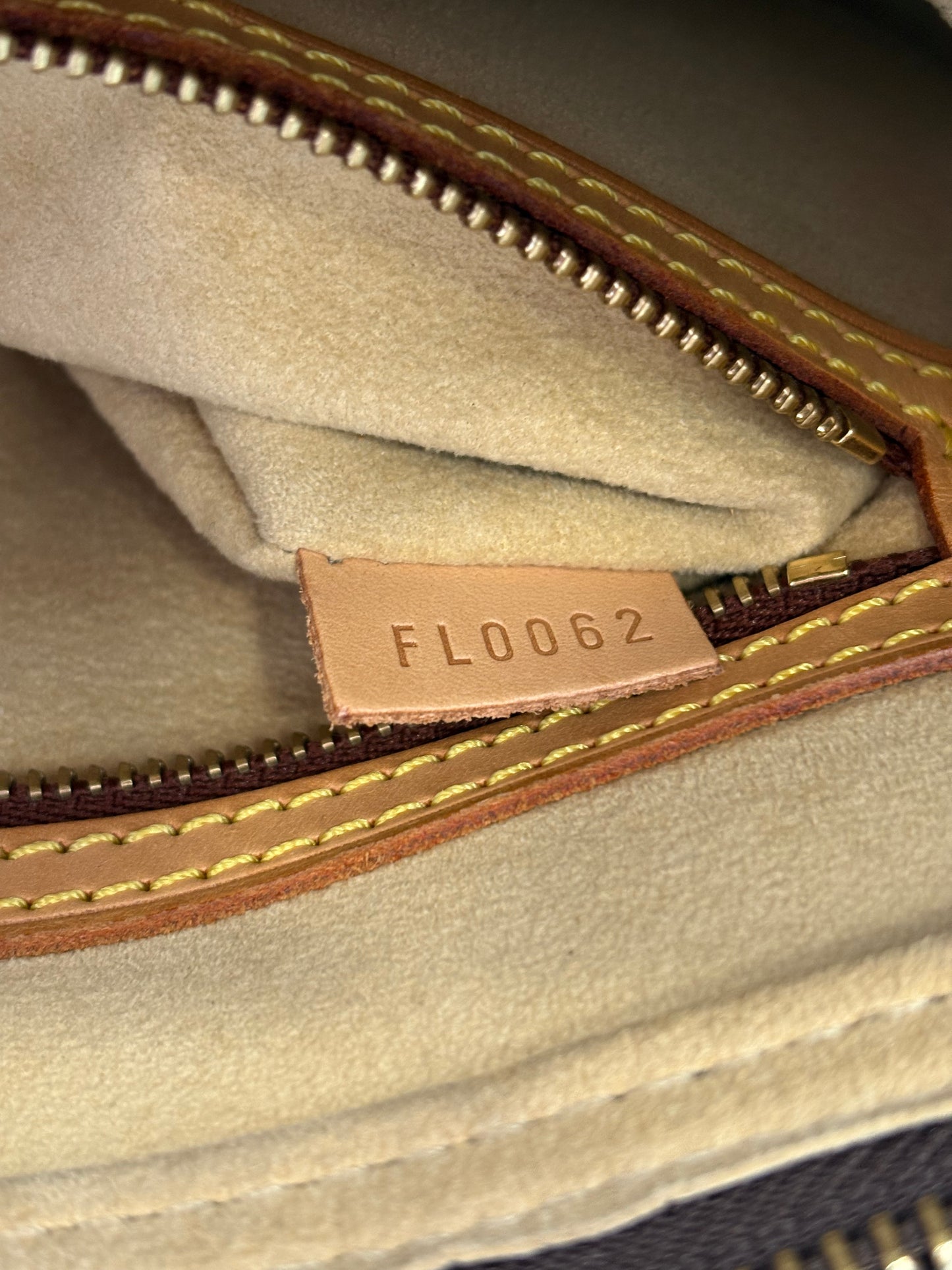 018320 - Louis Vuitton Looping MM