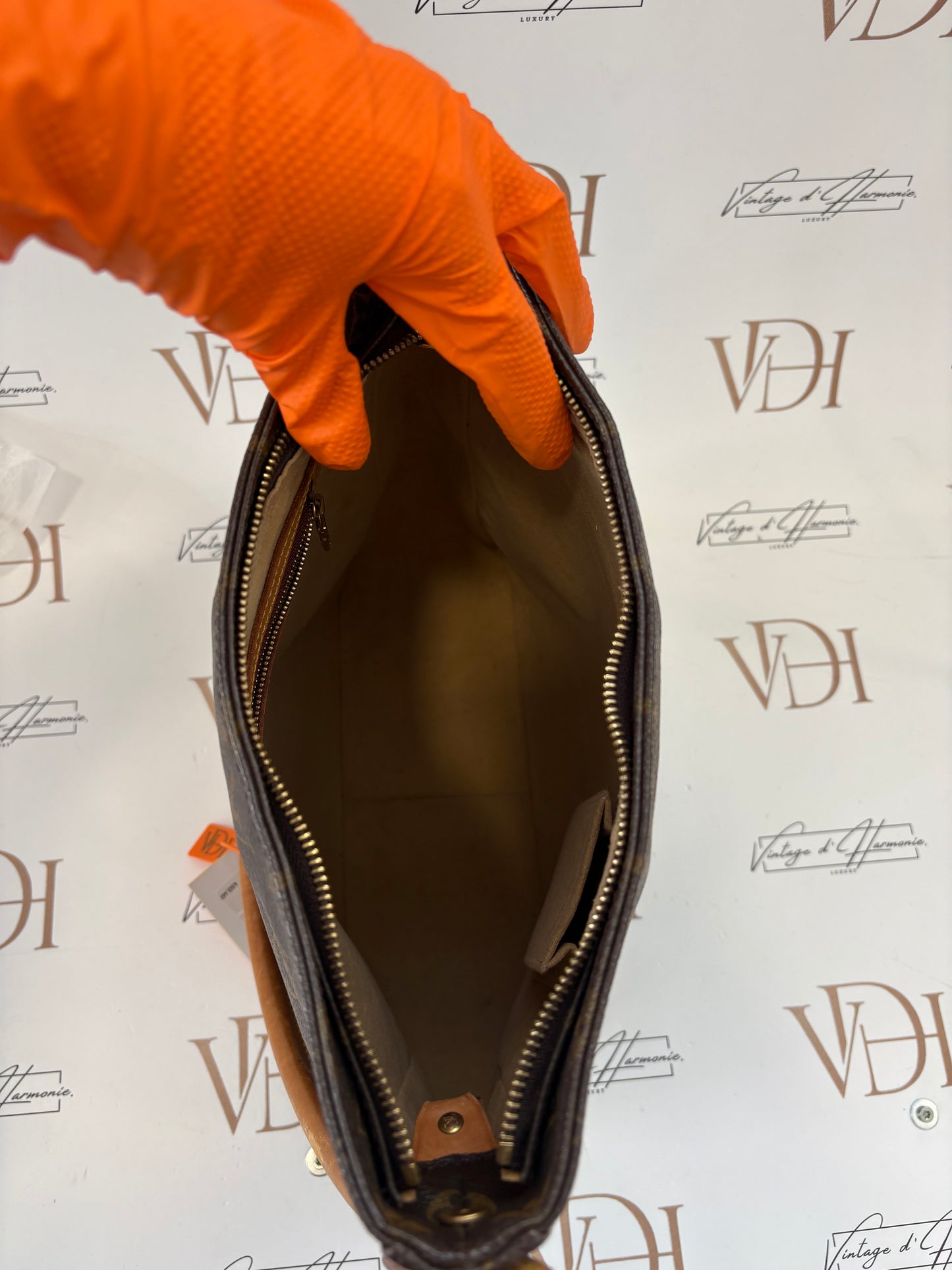 018100 - Louis Vuitton Looping GM