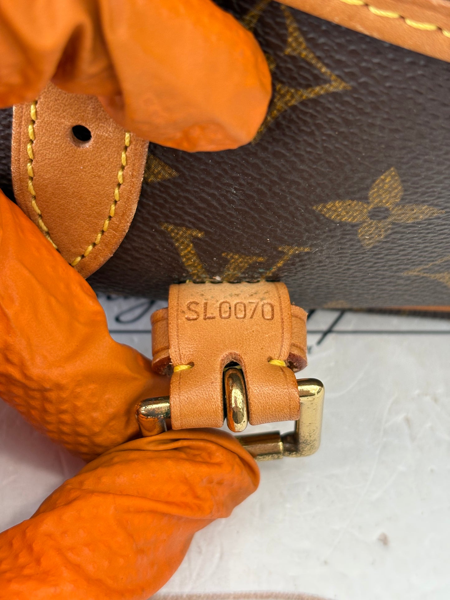 018600 - Louis Vuitton Sologne