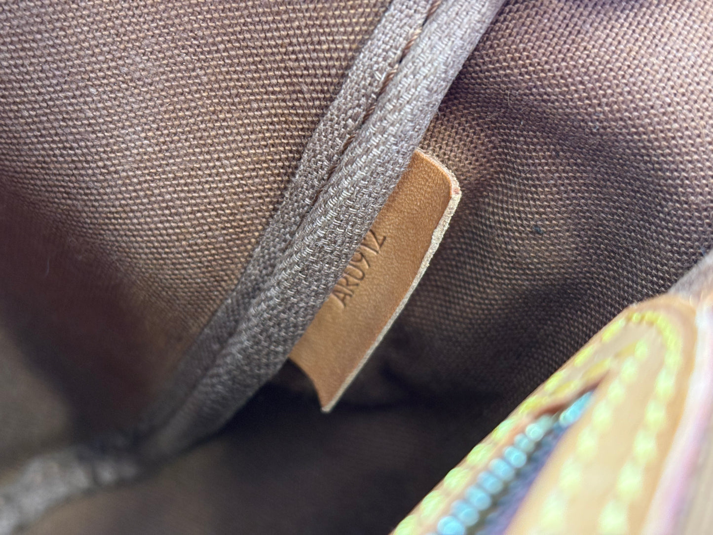 017154 - Louis Vuitton Gibeciere MM