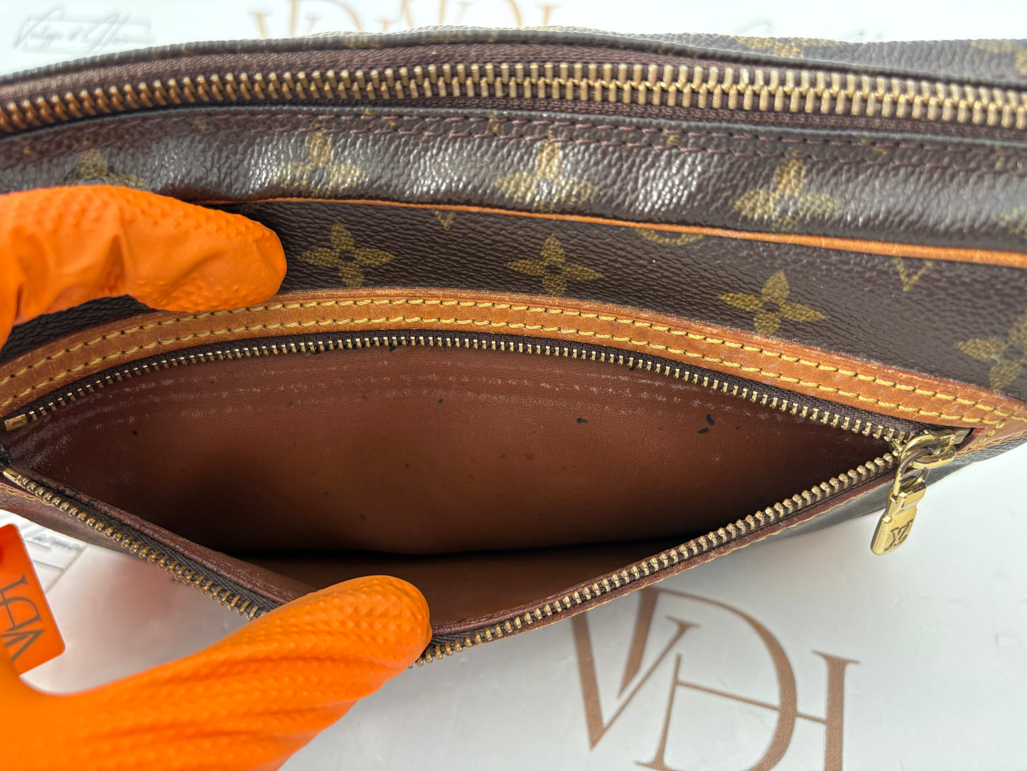 018960 - Louis Vuitton Dragonne GM