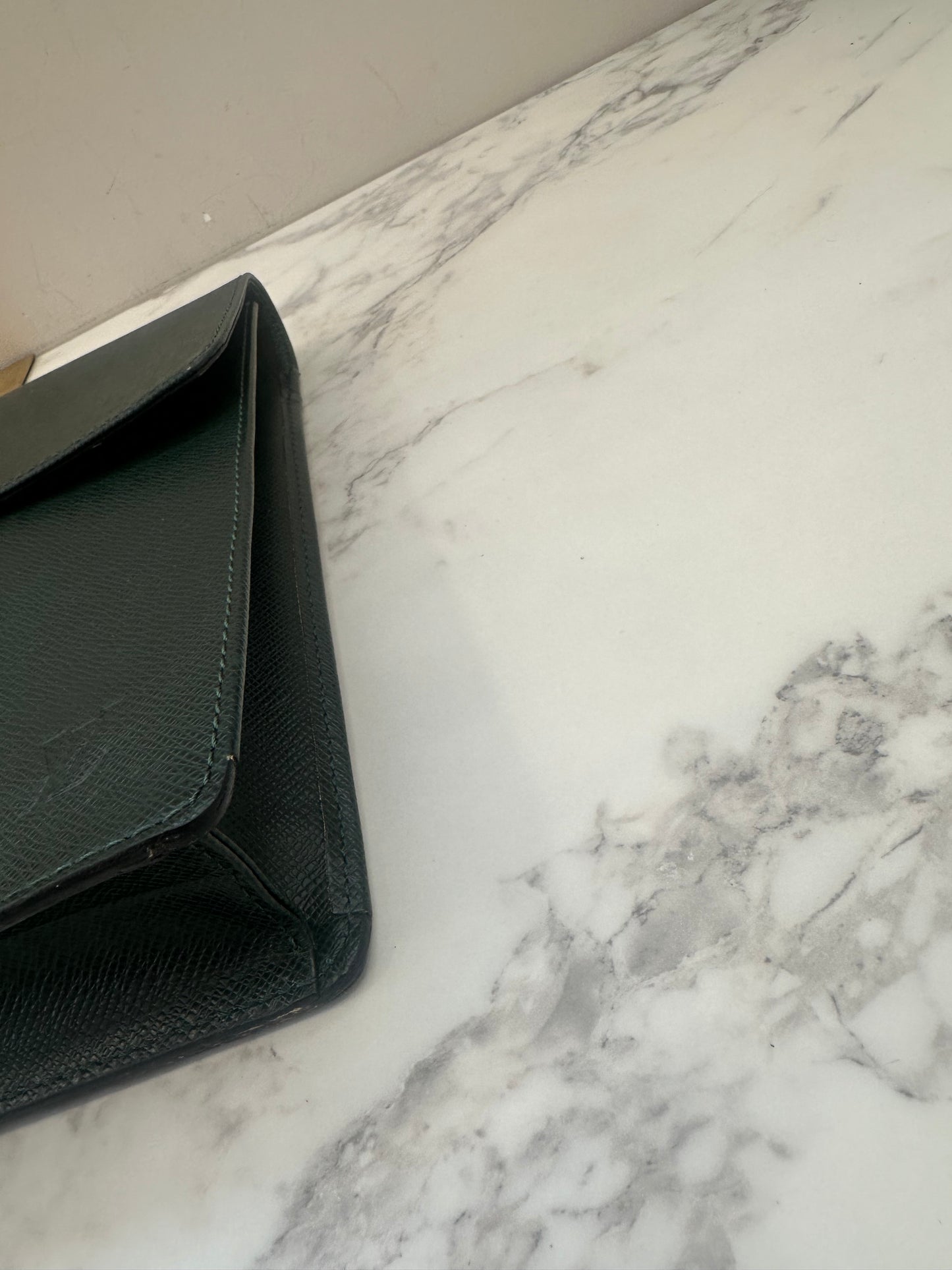 Louis Vuitton Taiga Serviette Kourad