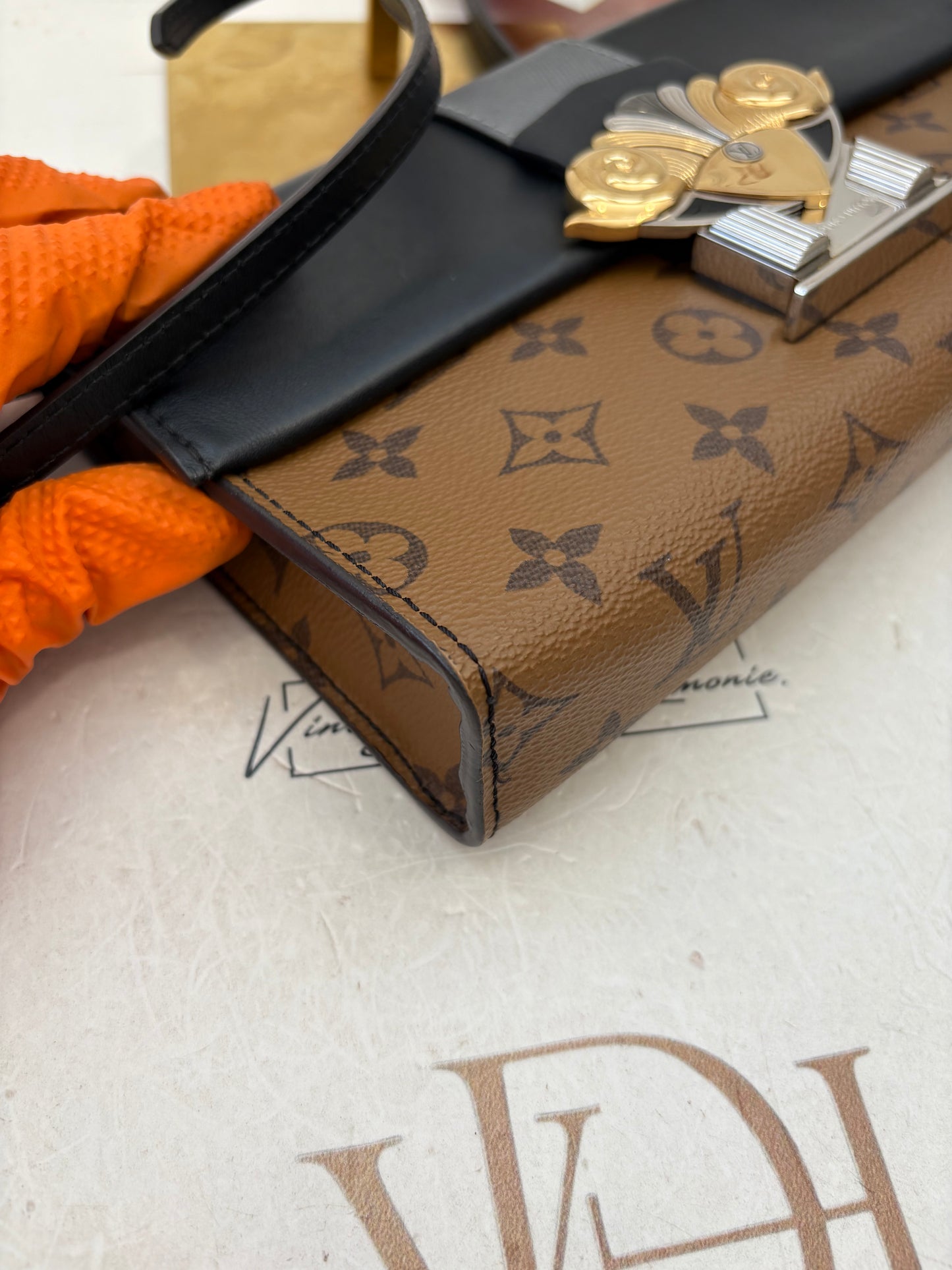 018835 - Louis Vuitton Reverse Column