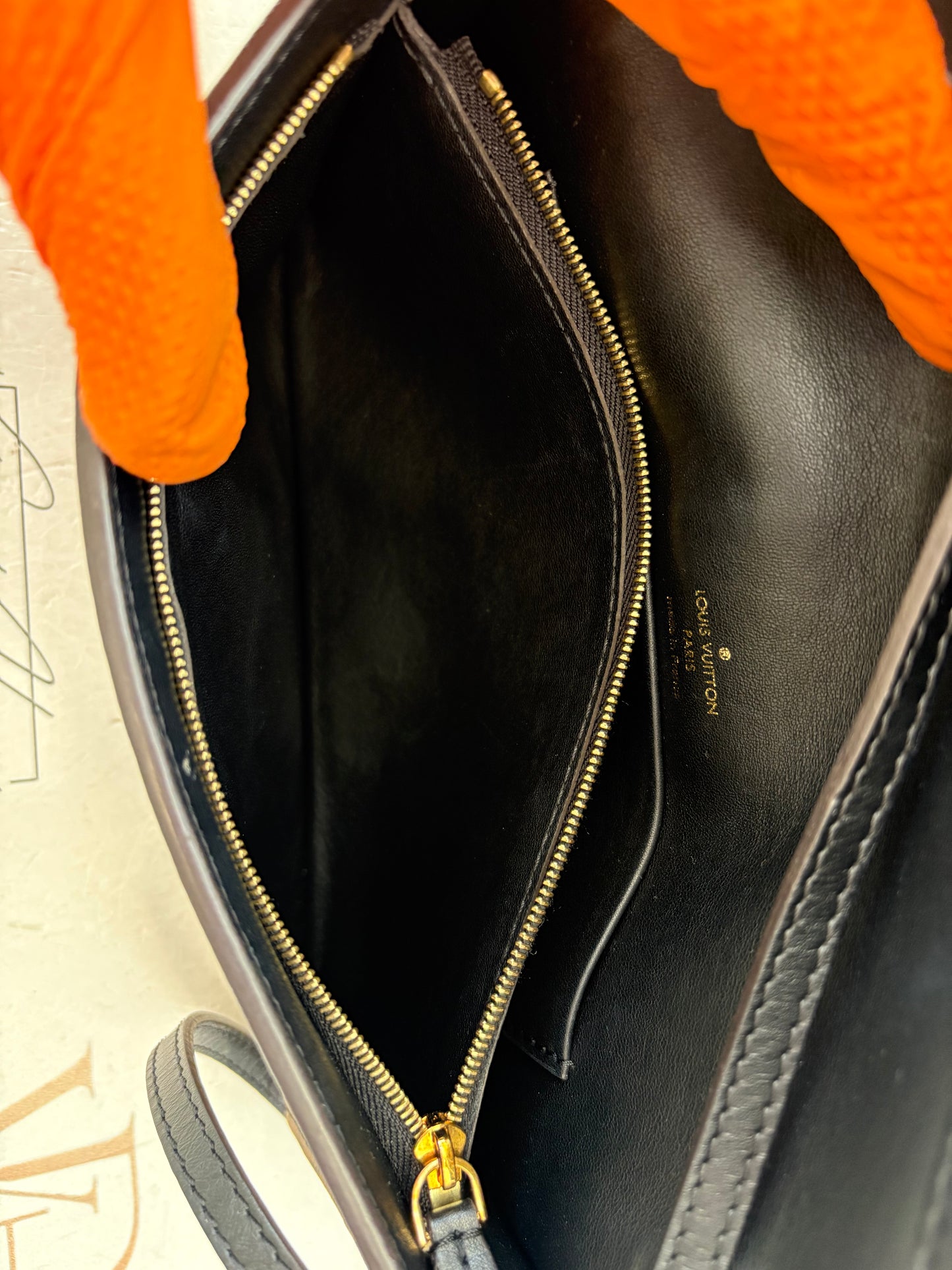 018835 - Louis Vuitton Reverse Column