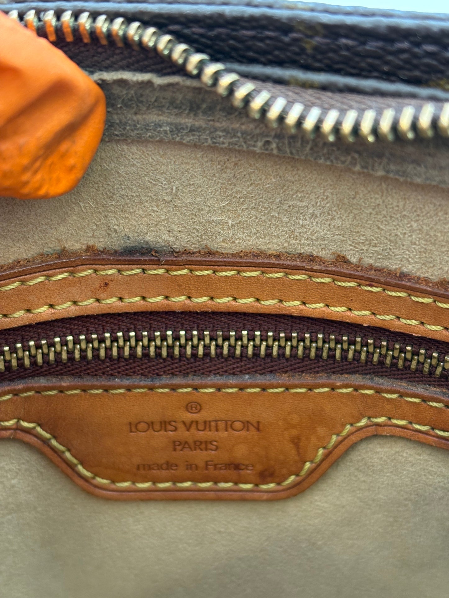 018130 - Louis Vuitton Looping MM