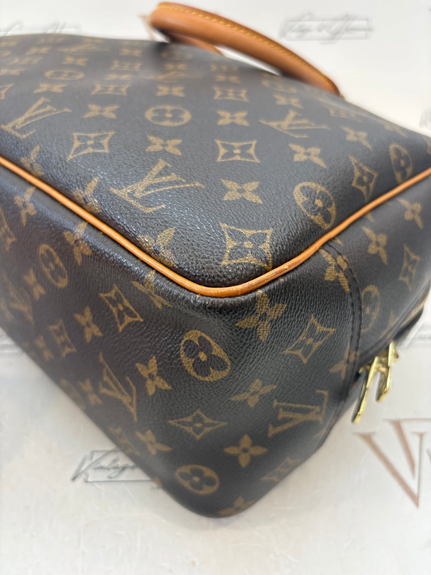 018924 - Louis Vuitton Deauville