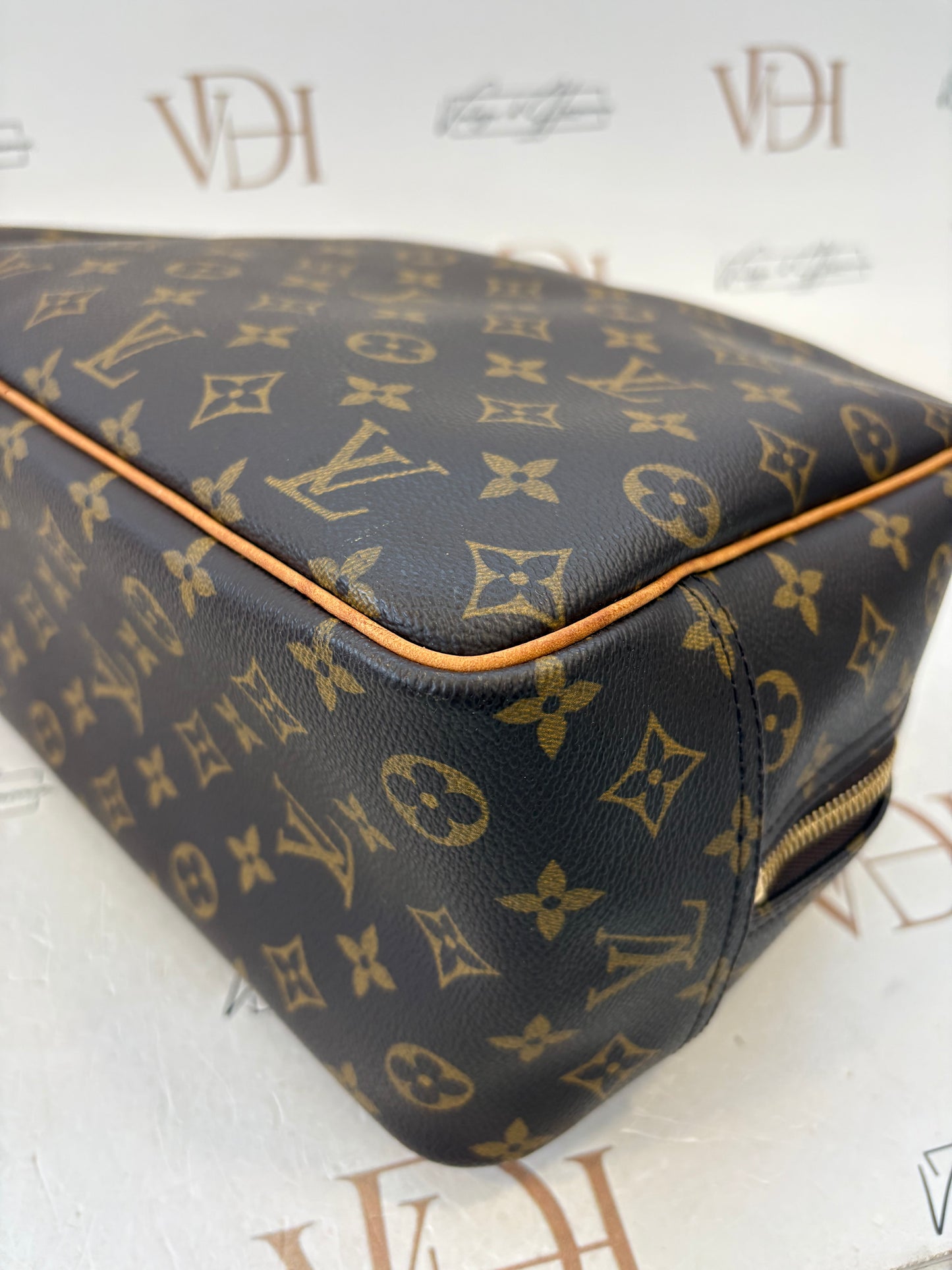 018950 - Louis Vuitton Deauville
