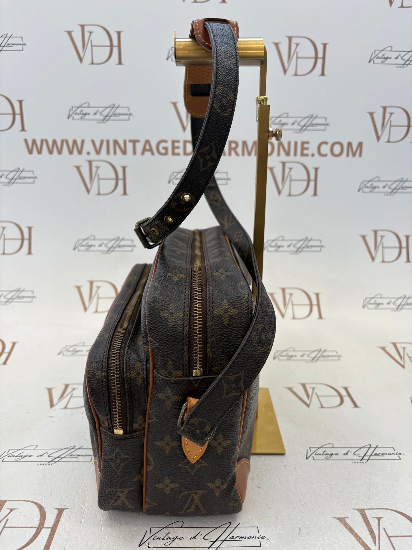 018197 - Louis Vuitton Nile