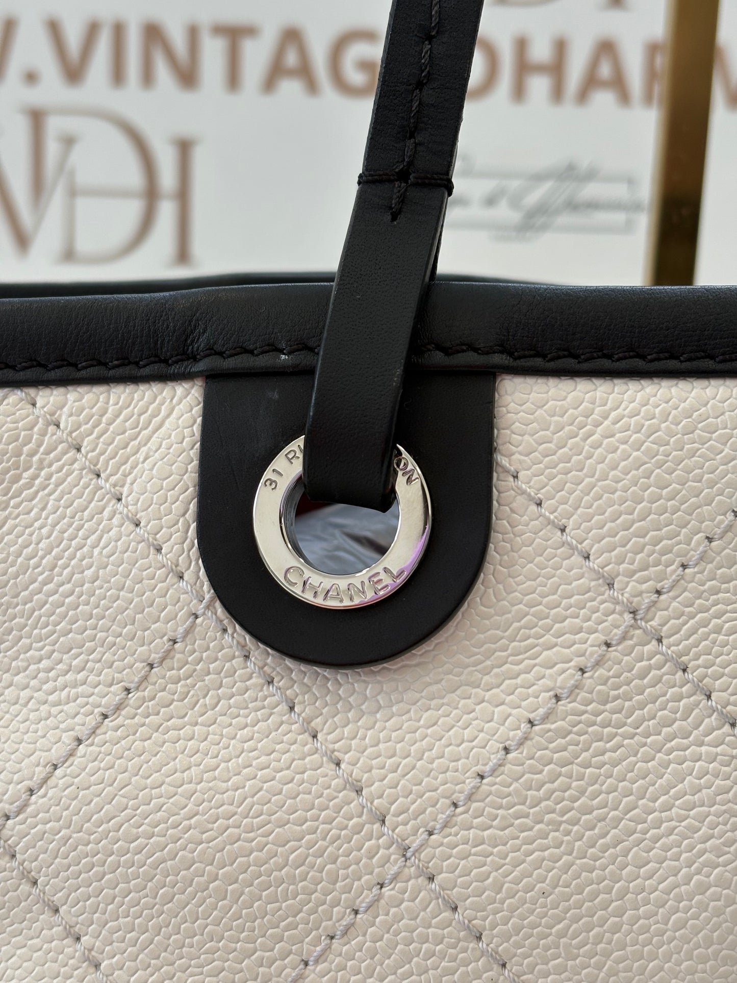 017088 - Chanel White On The Road