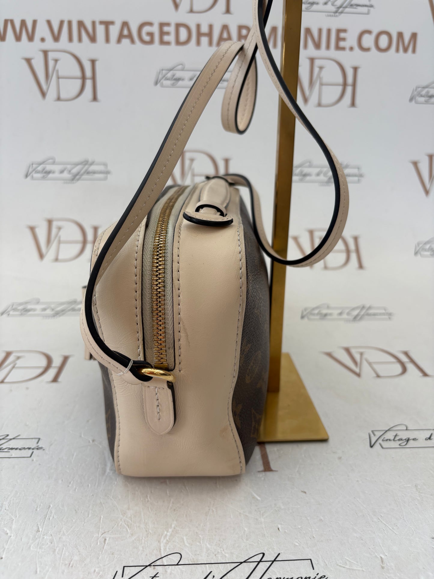 018540 - Louis Vuitton Cream Saintonge