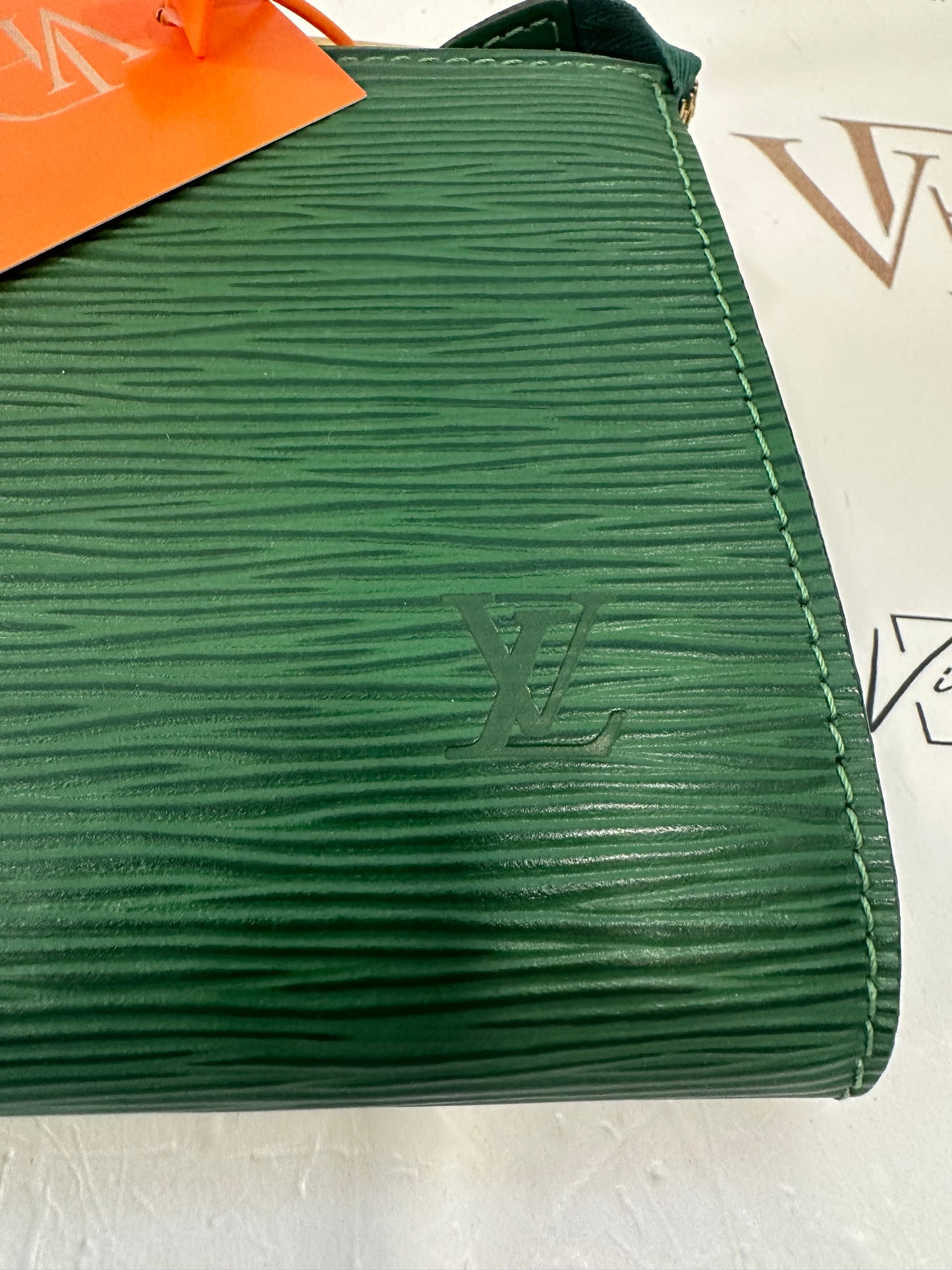 017928 - Louis Vuitton Green Pochette