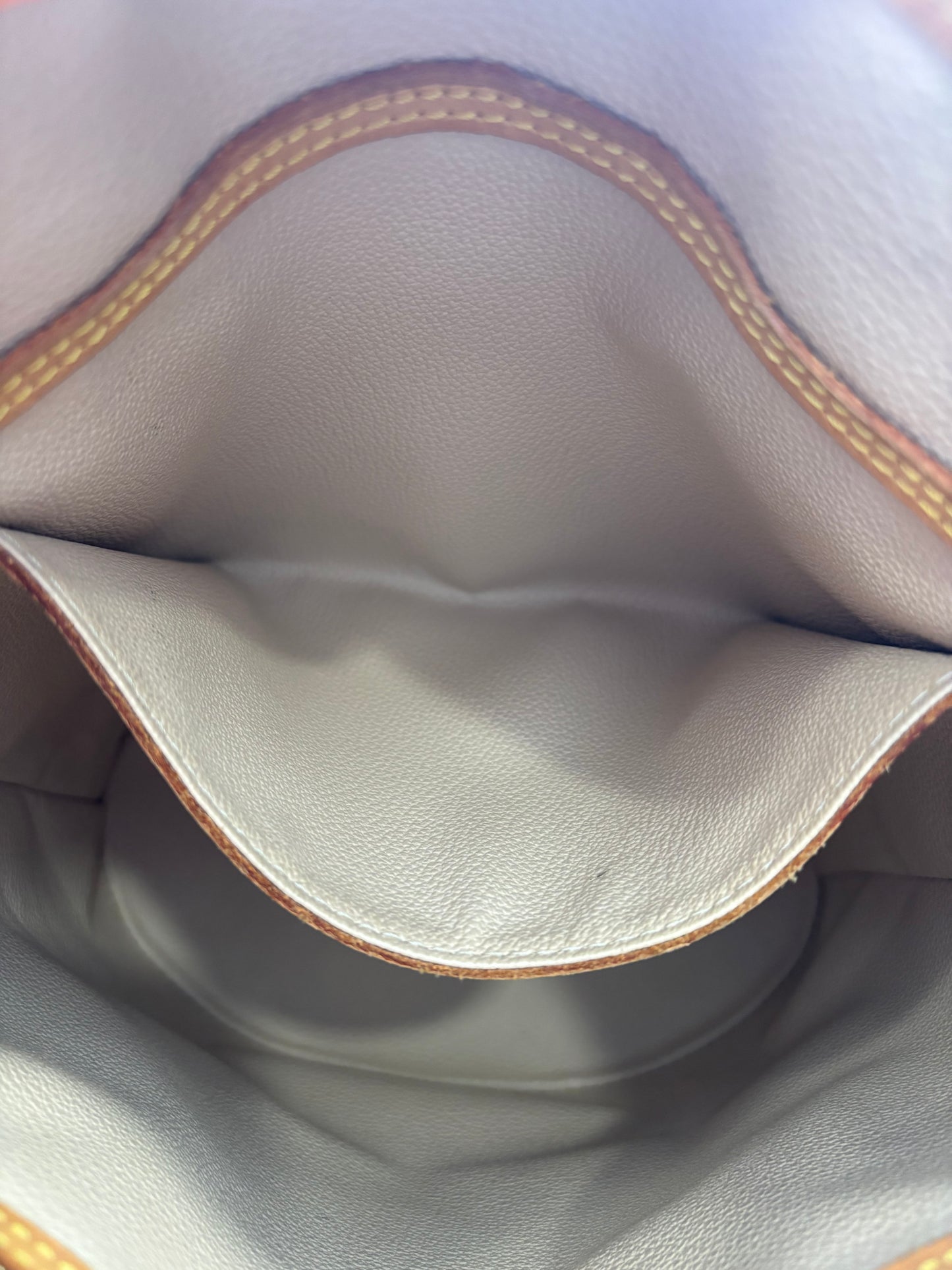 019001 - Louis Vuitton Bucket PM