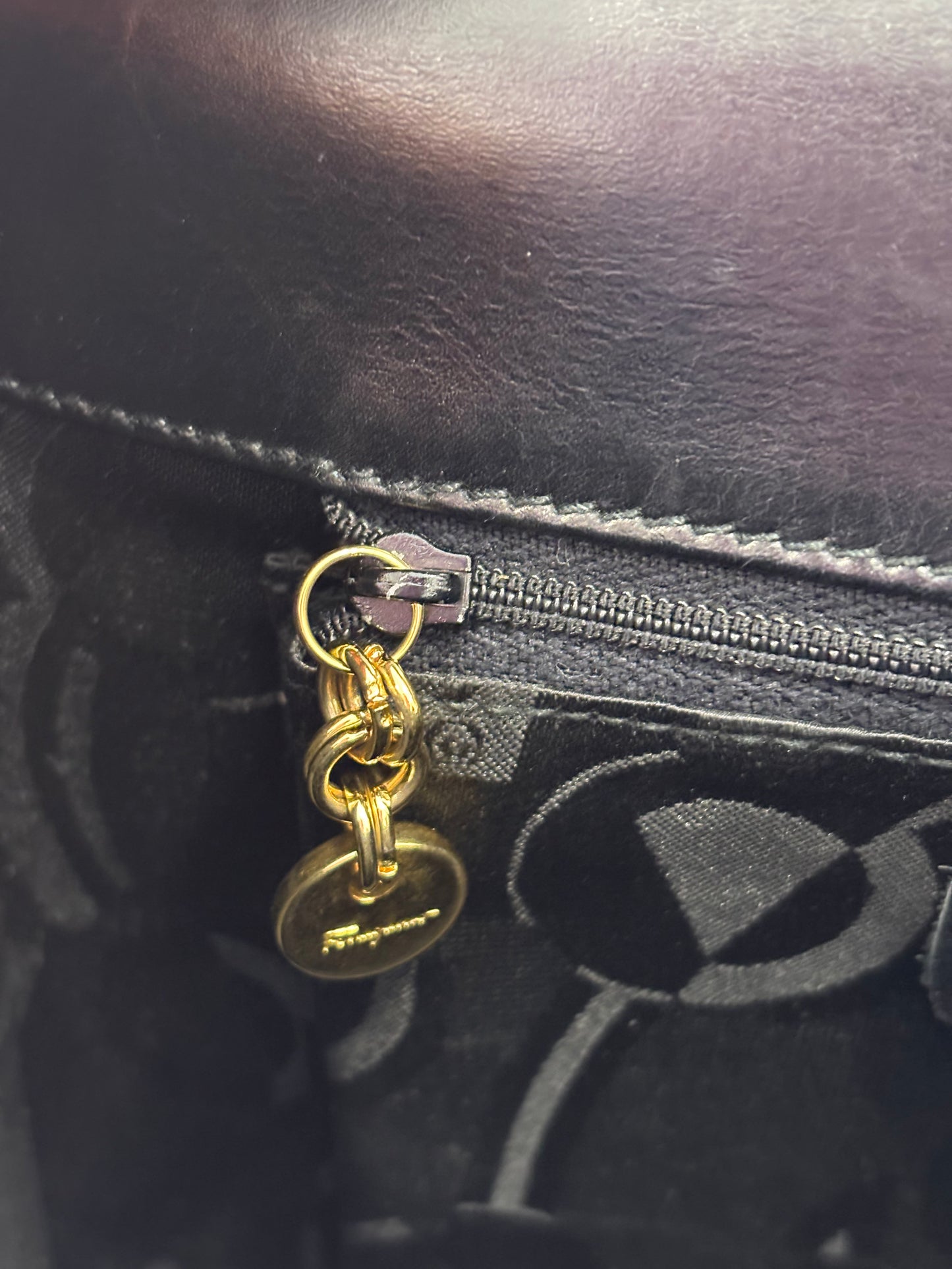 018195 - Salvatore Ferragamo Black Gancini