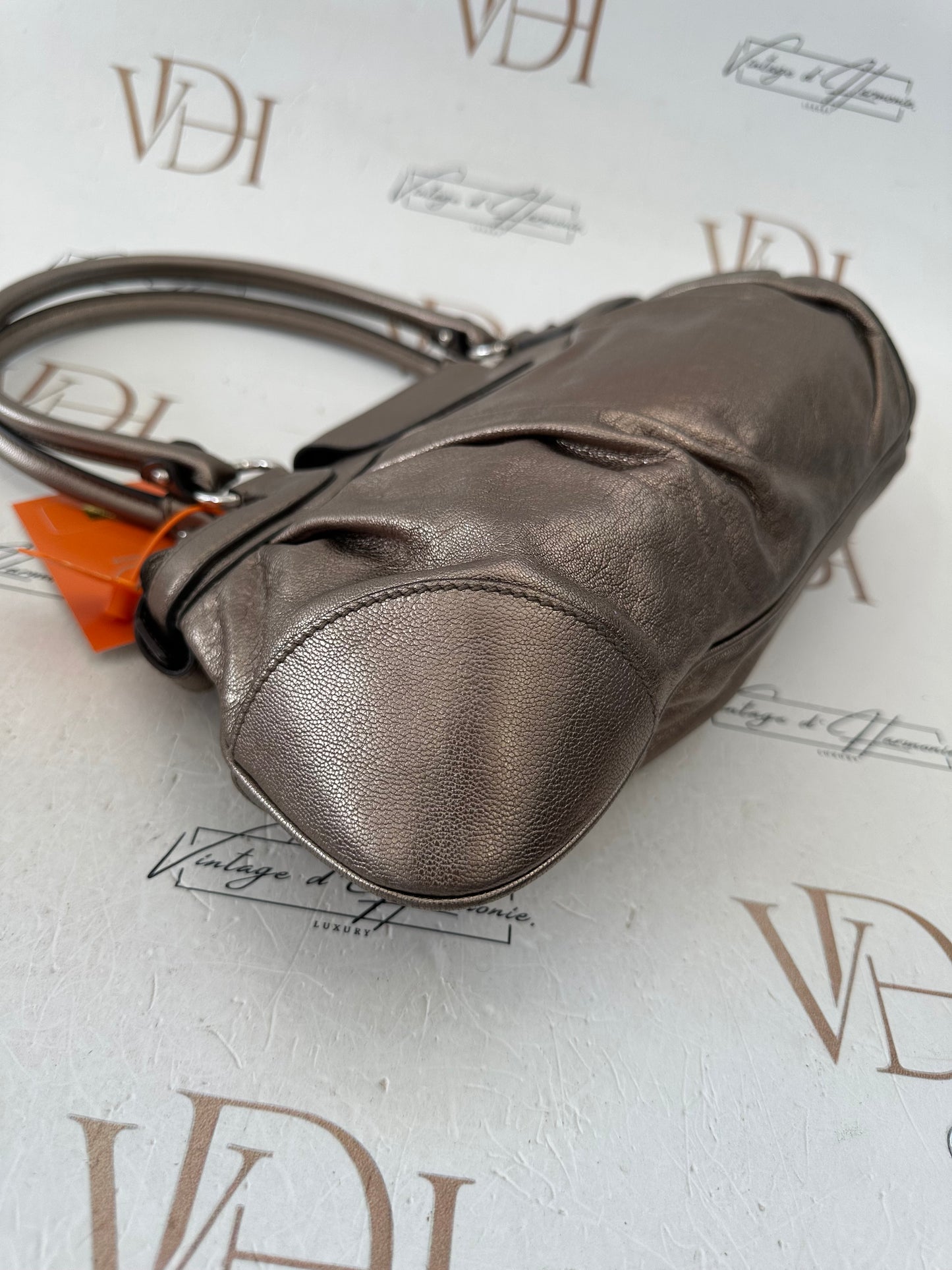 018080 - Salvatore Ferragamo Gold Leather
