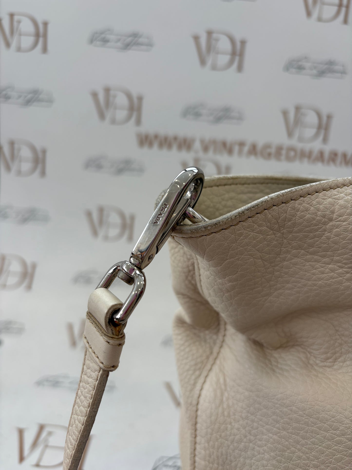 018352 - Prada Tote White