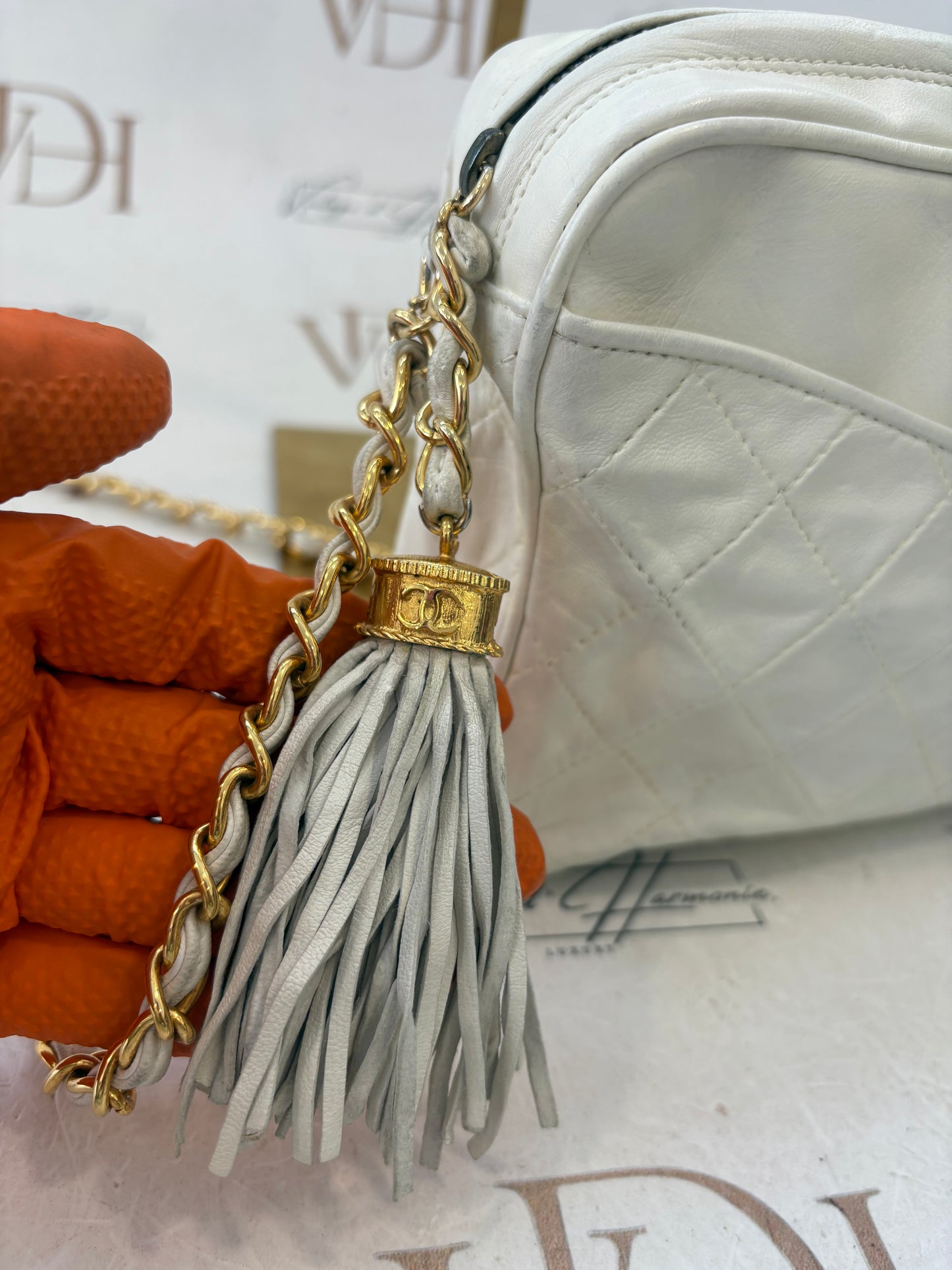 018527 - Chanel White Camera