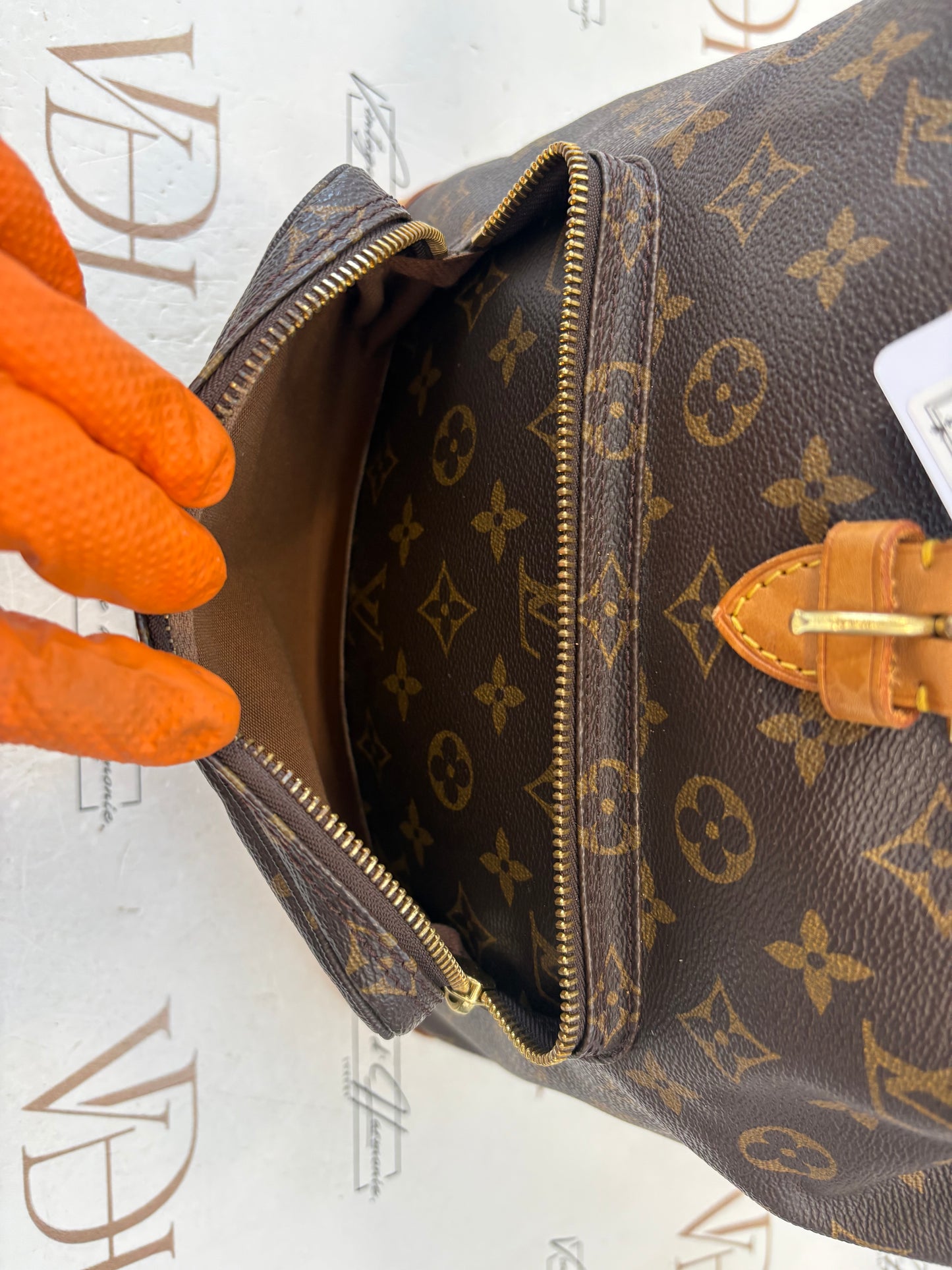 018620 - Louis Vuitton Montsouris GM