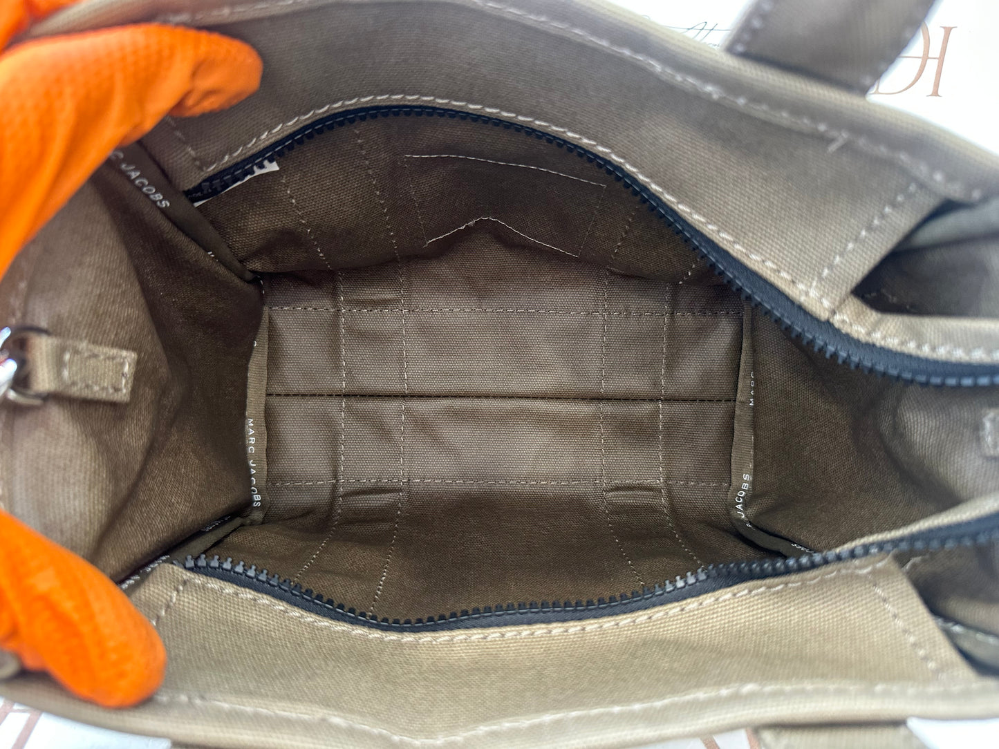382206 - Marc Jacobs Traveler
