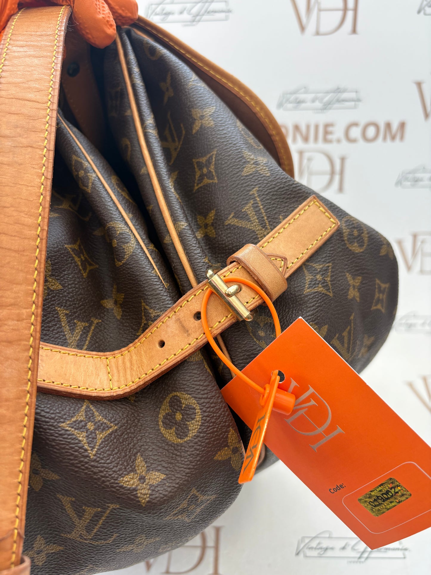 019002 - Louis Vuitton Saumur 35