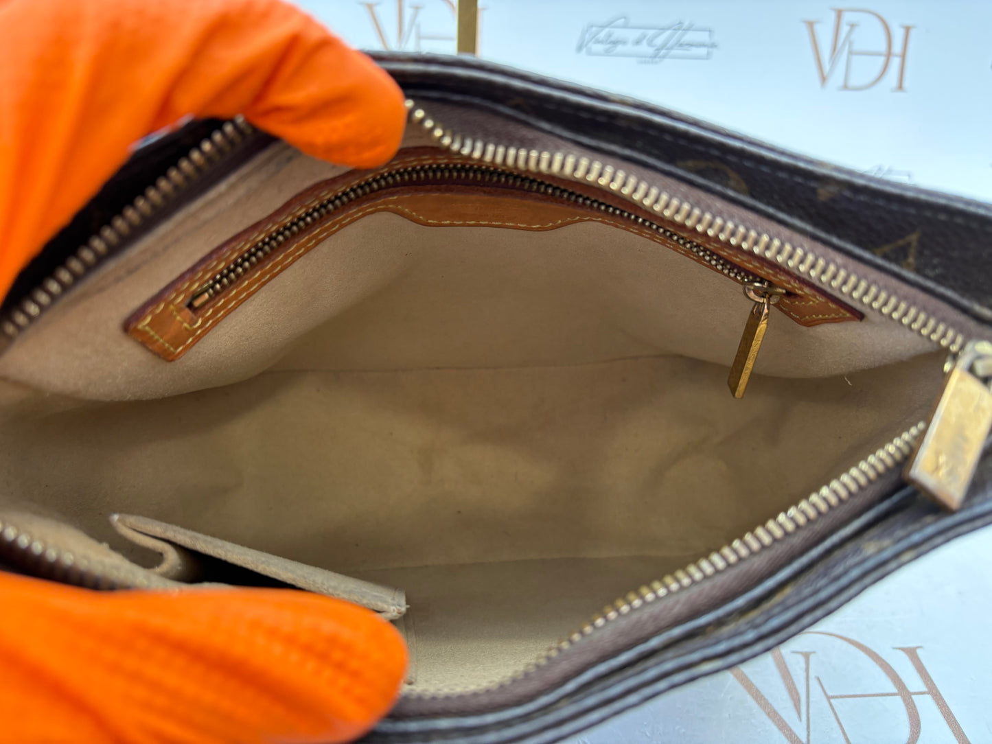 018949 - Louis Vuitton Looping MM
