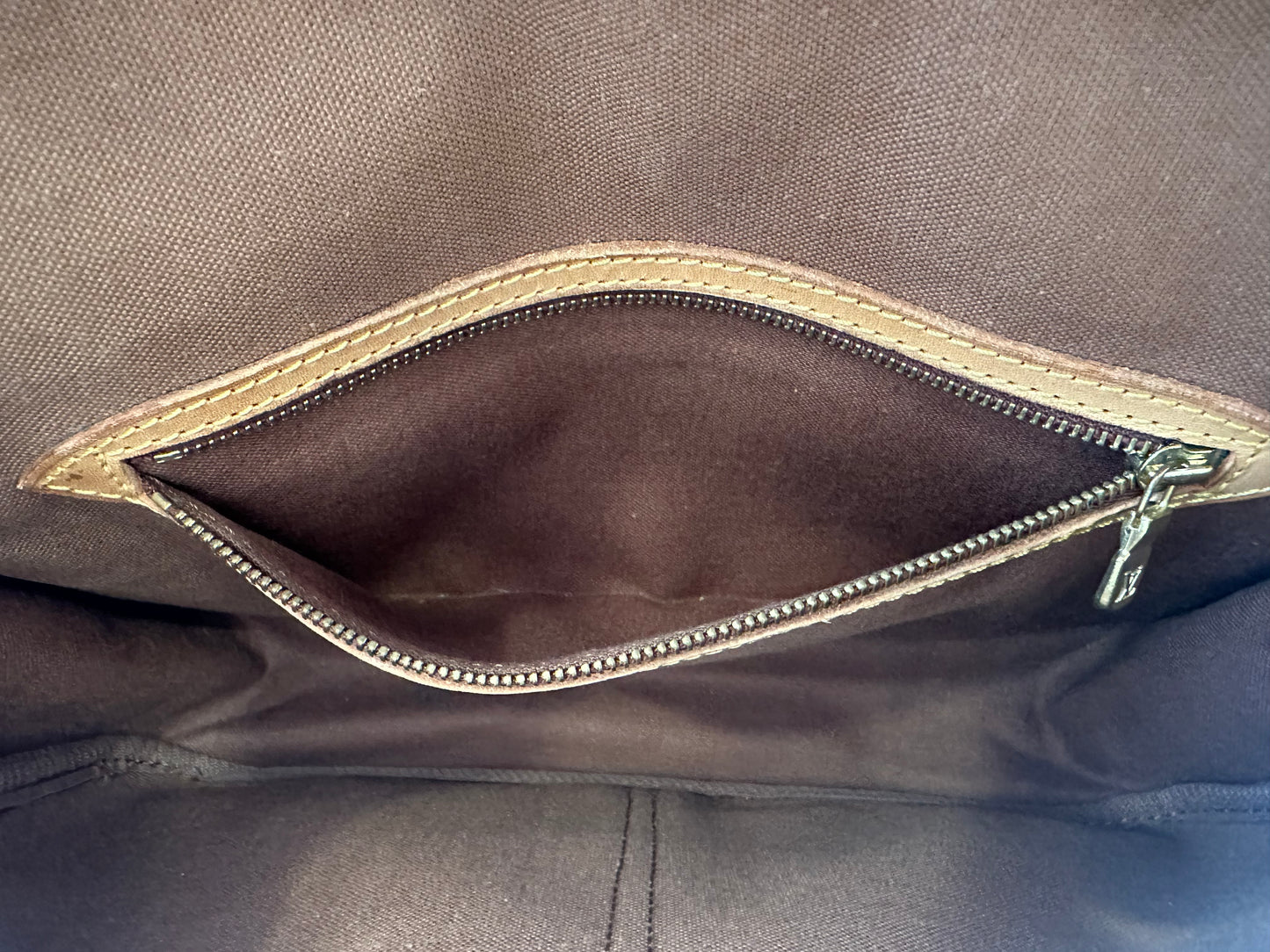 017830 - Louis Vuitton Gibeciere MM