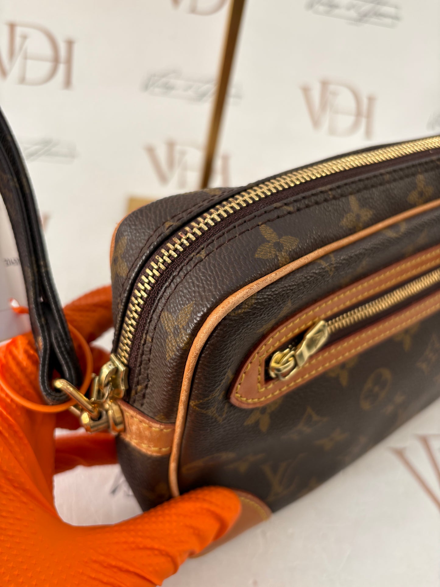 018939 - Louis Vuitton Dragonne GM