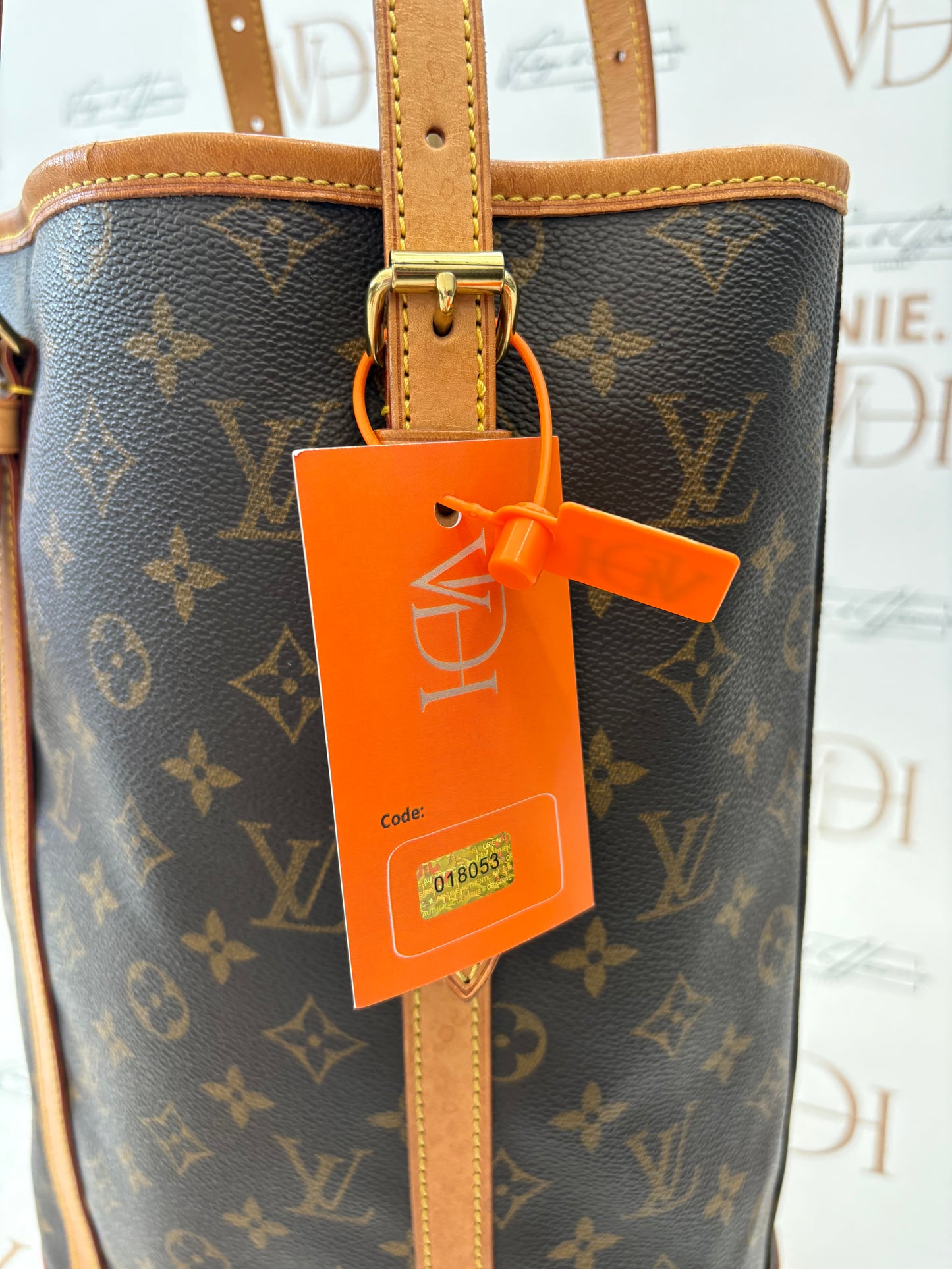 018053 - Louis Vuitton Bucket
