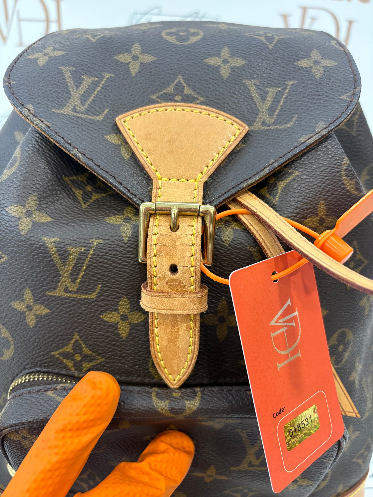 018531 - Louis Vuitton Montsouris MM