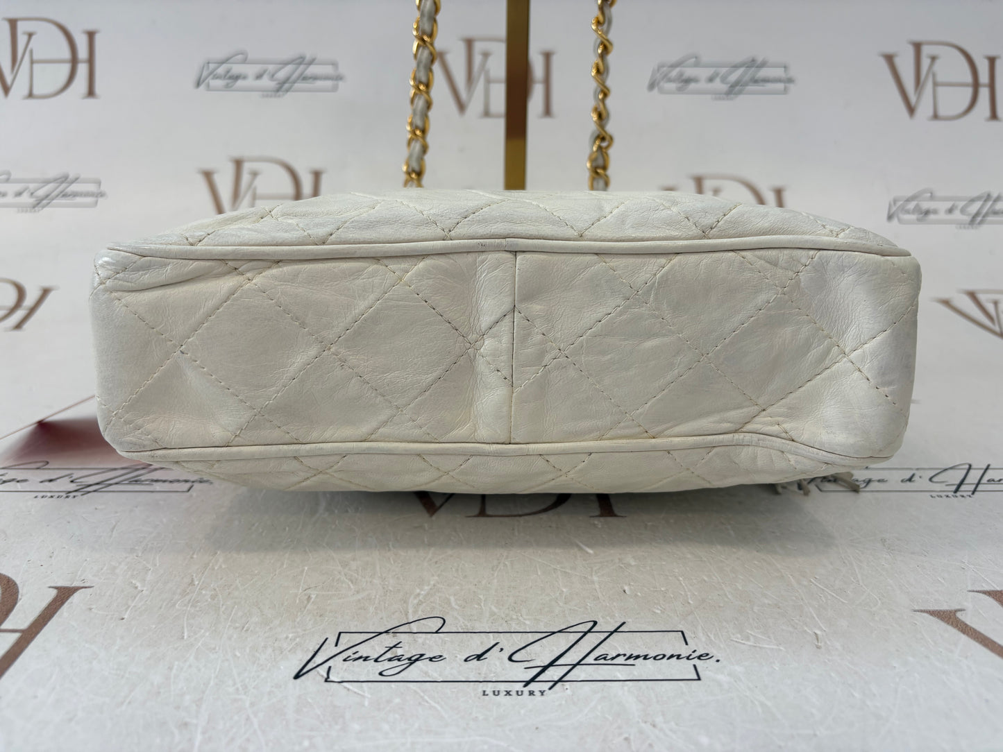 018527 - Chanel White Camera