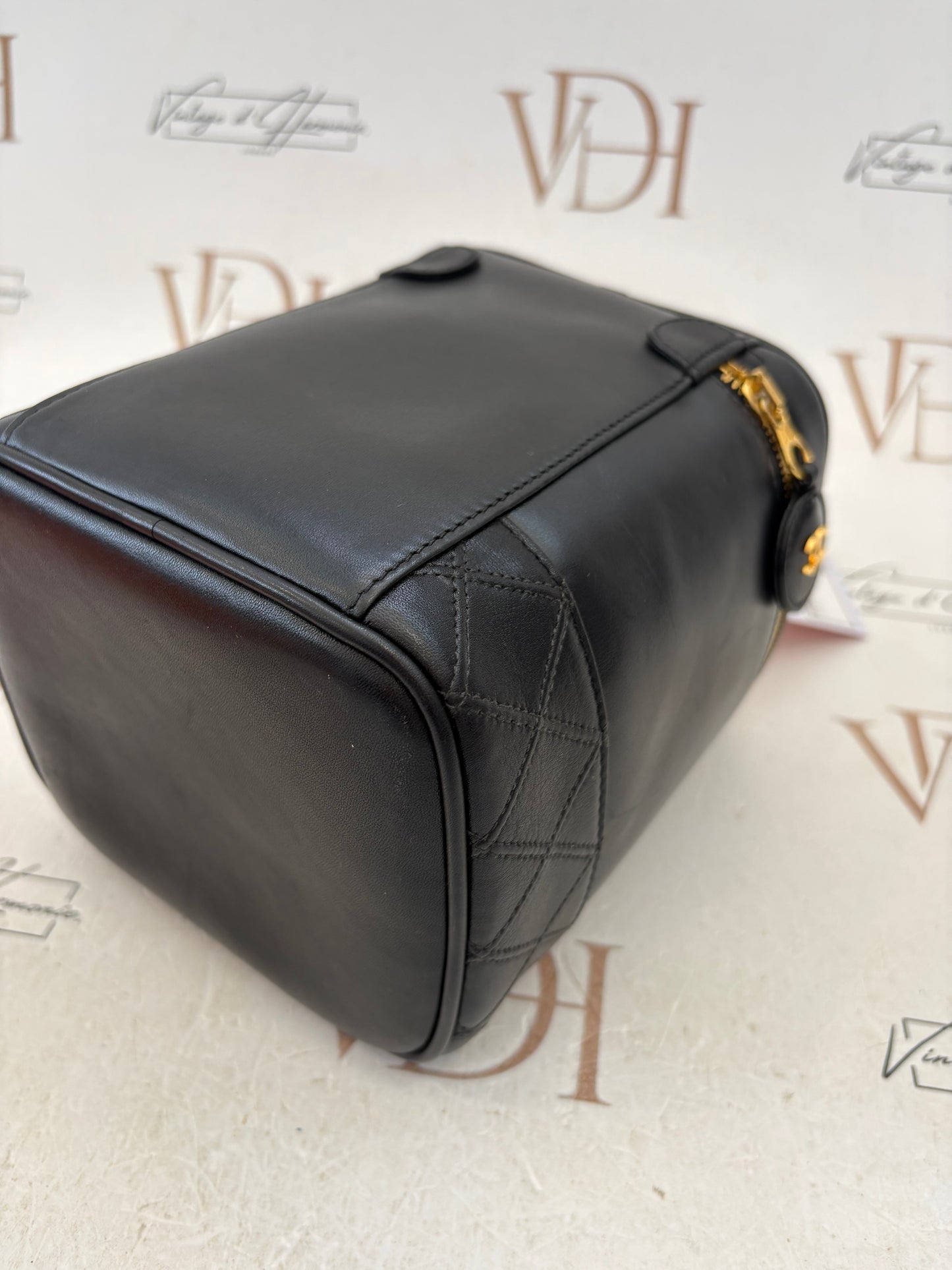 017089 - Chanel Black Lambskin Vanity