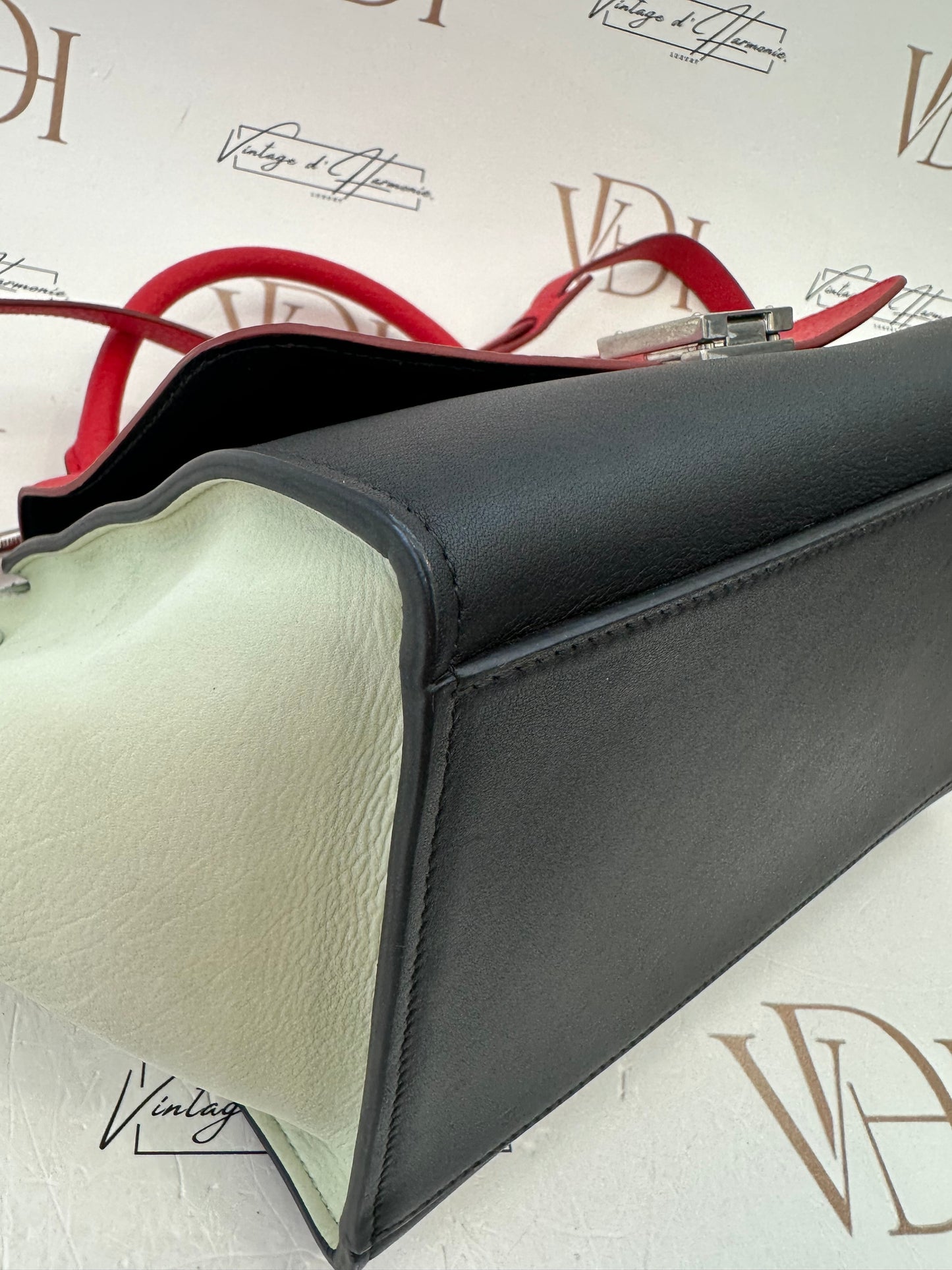 382305 - Celine Trapeze