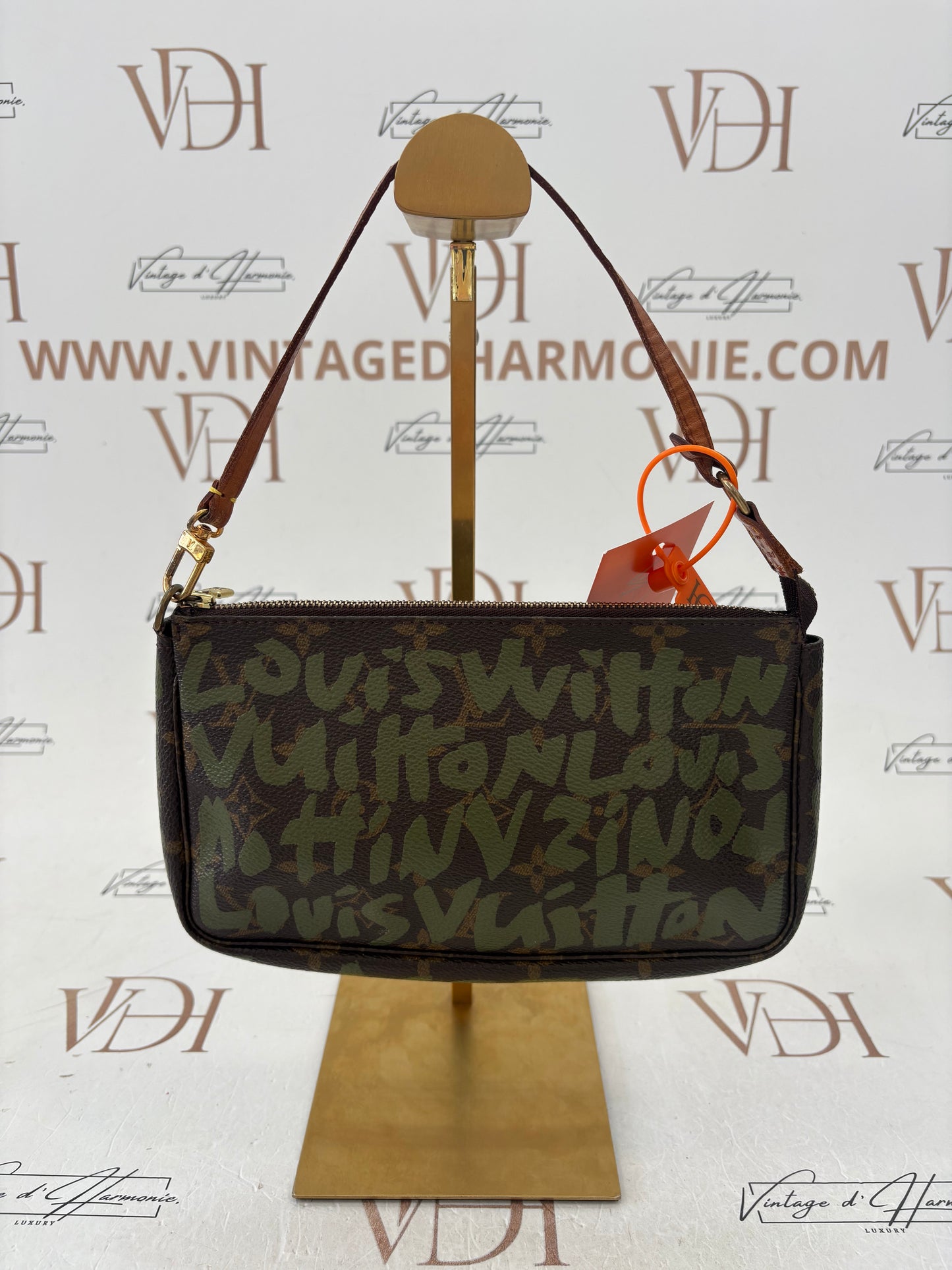 018812 - Louis Vuitton Graffiti Pochette Accessoires