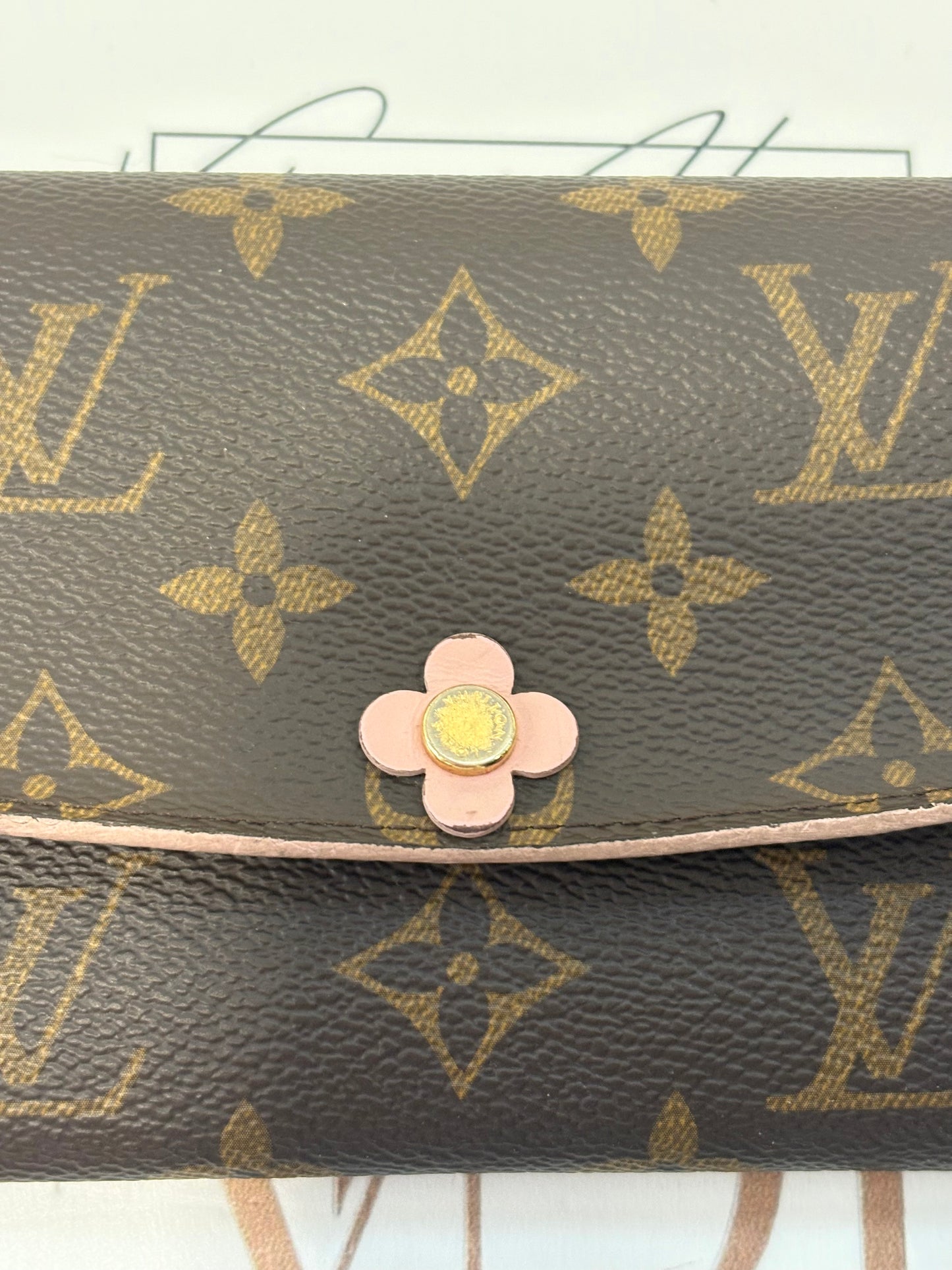 384000 - Louis Vuitton Emilie wallet