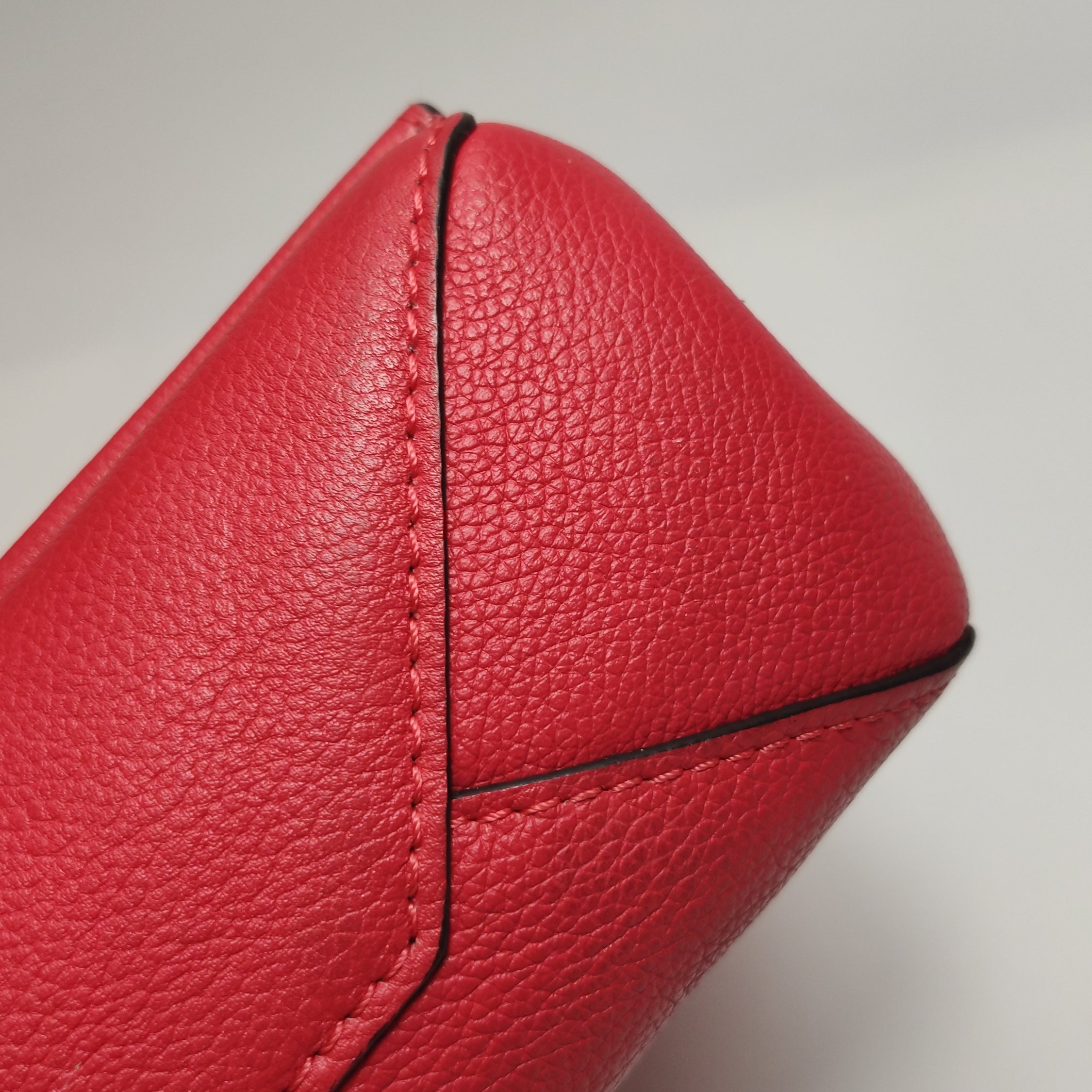 Louis Vuitton (LV) Lockme. Red