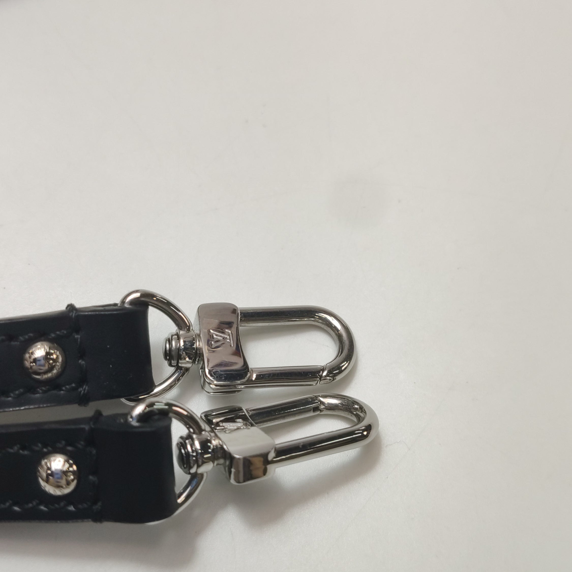 Louis Vuitton (LV) AlmaBB  bicolore con motivo Water Eave Emblem