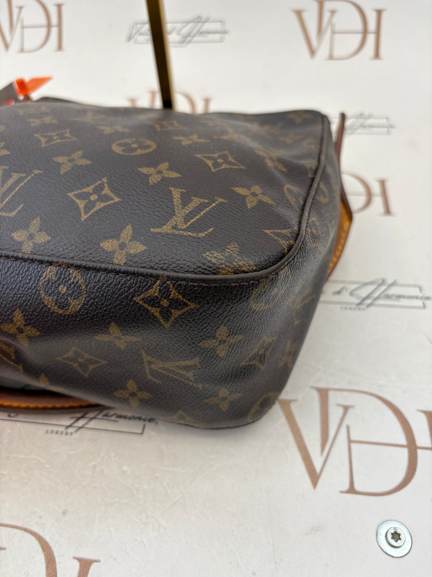 018949 - Louis Vuitton Looping MM