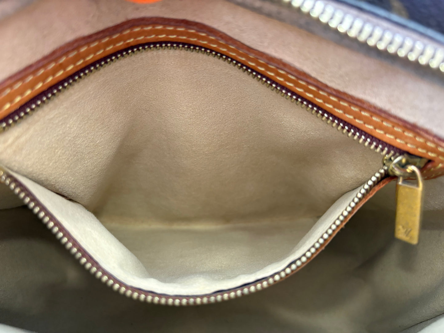 018949 - Louis Vuitton Looping MM