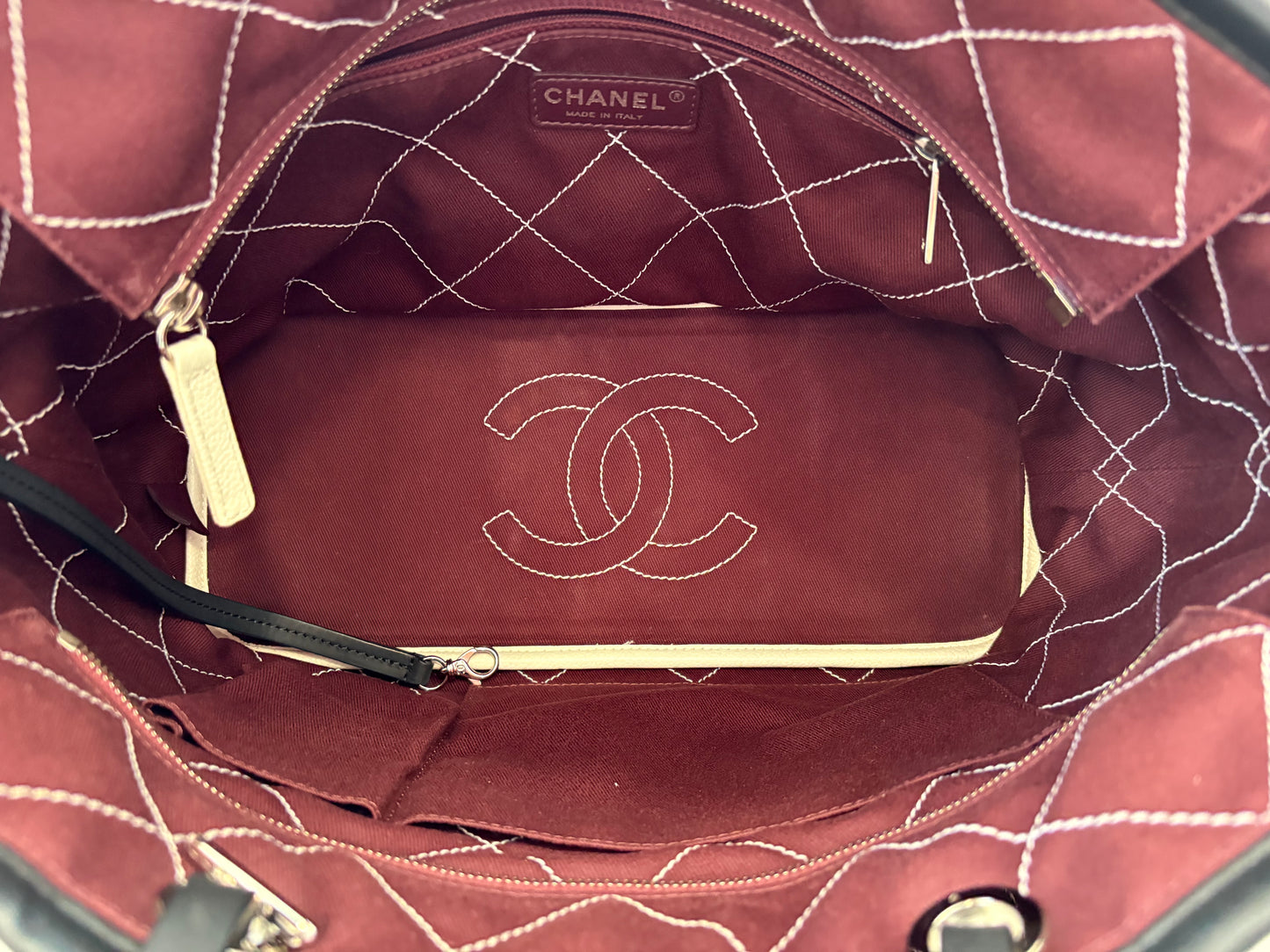 017088 - Chanel White On The Road