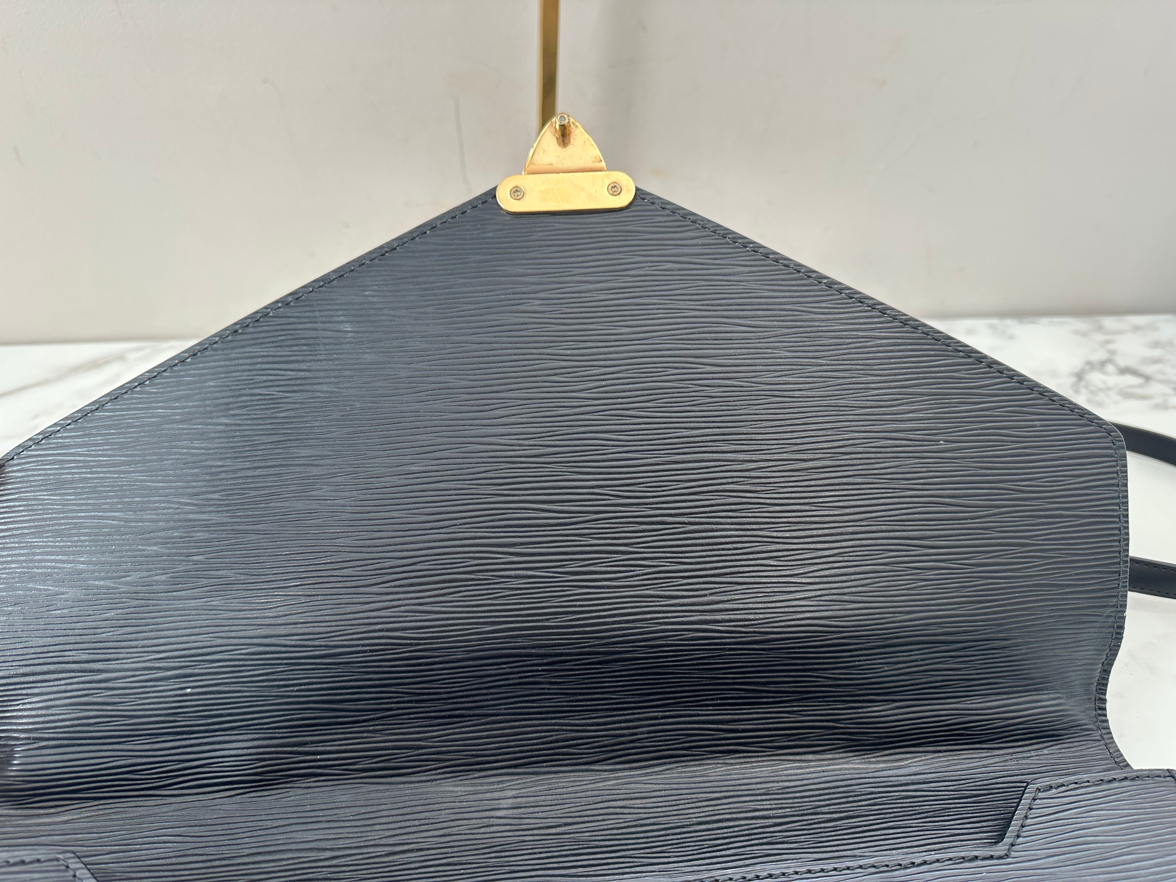 Louis Vuitton Epi Porte Documents Bandouliere