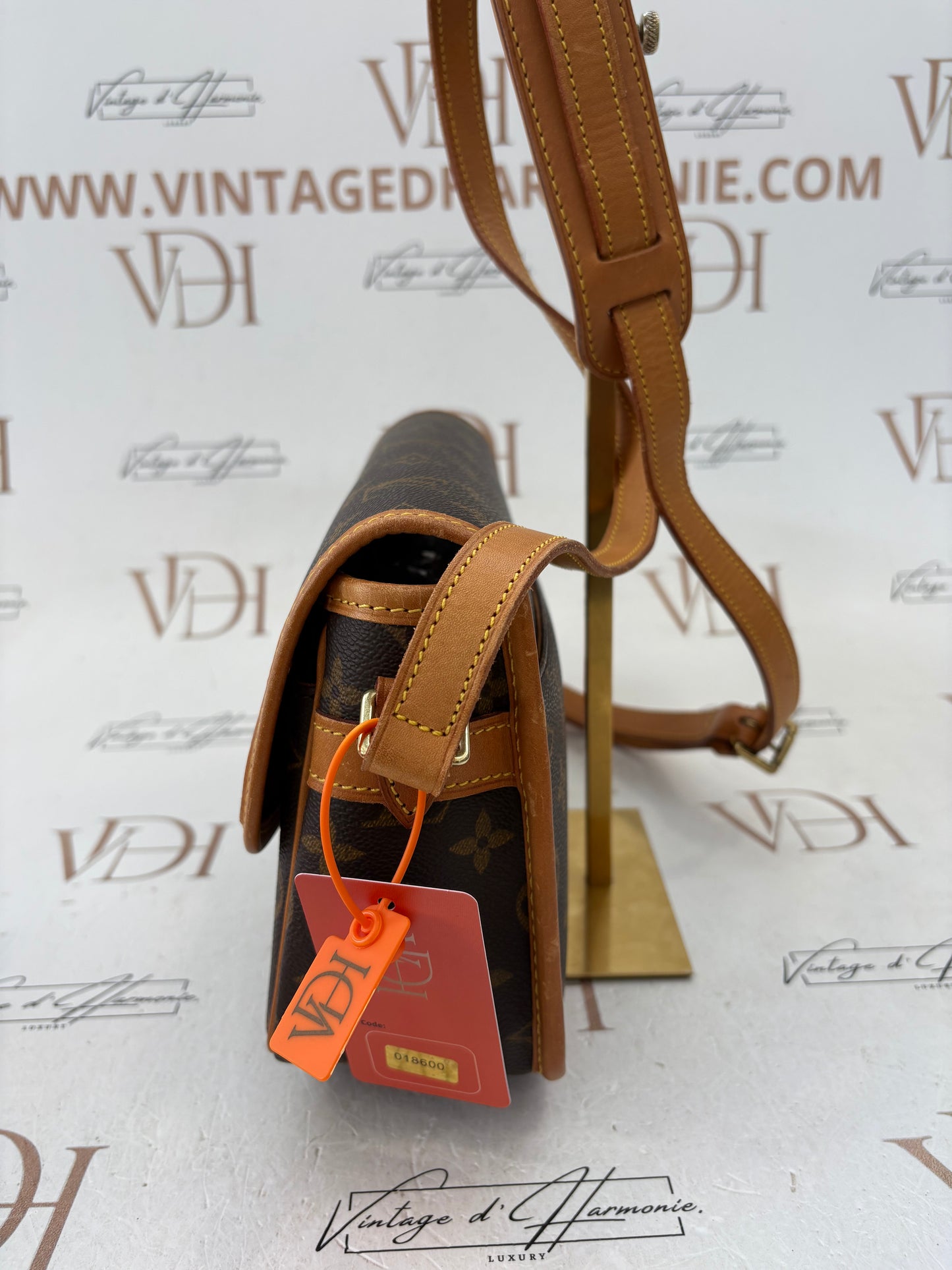 018600 - Louis Vuitton Sologne
